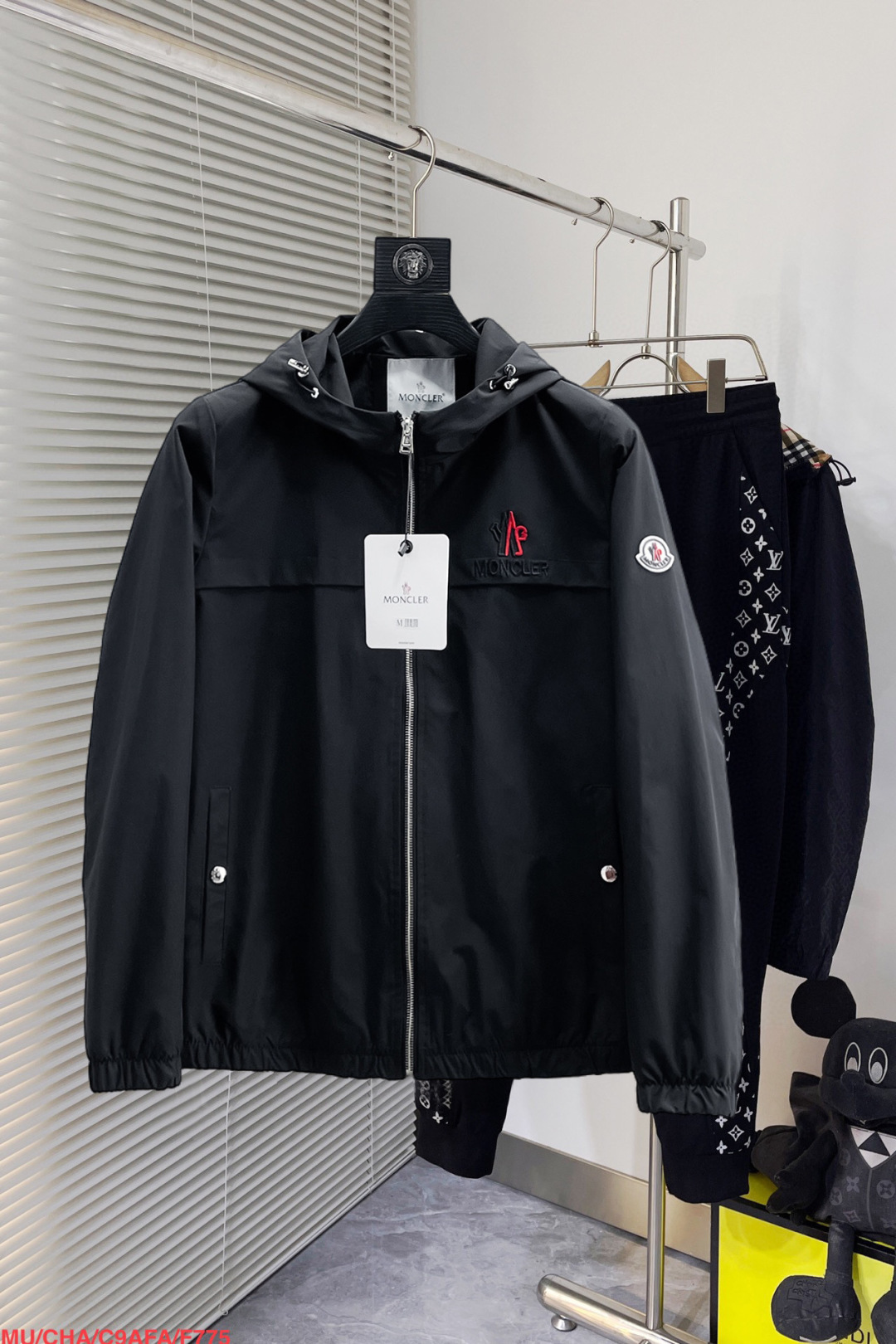 NO:130958,The same style on the official website, released in advance!  2025 spring new men's jacket, original single three-standard full high-end version!  With hidden hat, customized fabric for counter, high breathability and comfort, impeccable details, brand element design concept, reflecting high quality. The feel is delicate and soft!  It is casually cut, with a great upper body style!  Number of code M~3XL, maximum wear 200 kilograms, place an order to report height and weight, Moncler, jackets & coats, jackets & coats, hats, alexander wang19860909蒙口 官网同款,提前发售！2025春季新款男士夹克外套,原单三标齐全高端版本！带隐藏帽,专柜定制面料 透气舒适度高,细节无可挑剔,品牌元素设计理念,体现高品质.手感细腻柔软！呈现休闲裁剪,上身版型超赞！码数M～3XL,最大穿200斤,下单报身高体重,,Moncler,jackets & coats,jackets & coats,hats,alexander wang,Men's clothing