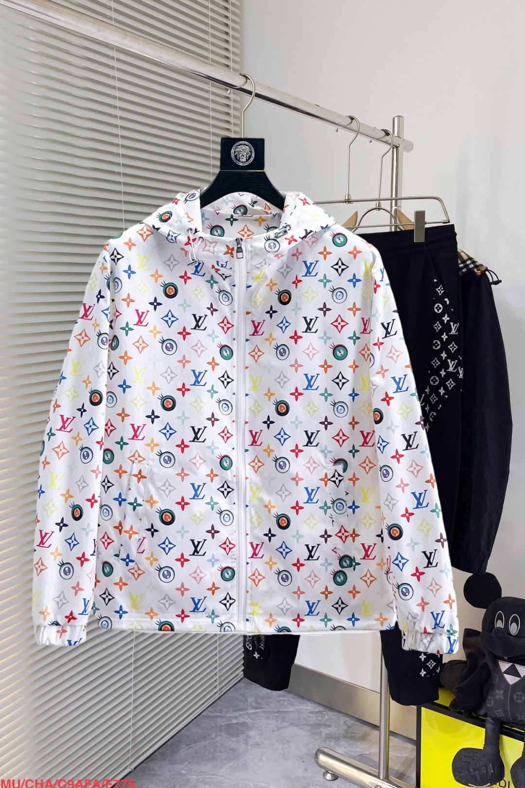 NO:130959,The same model on the official website of Louis Vuitton LV, released in advance!  2025 spring new men's jacket, original single three-standard full high-end version!  With hidden hat, customized fabric for counter, high breathability and comfort, impeccable details, brand element design concept, reflecting high quality. The feel is delicate and soft!  It is casually cut, with a great upper body style!  Number of code M~3XL, maximum wear 200 kilograms, place an order to report height and weight, louis vuitton,louis vuitton,jackets & coats,jackets & coats,hats,alexander wang19860909路易威登LV 官网同款,提前发售！2025春季新款男士夹克外套,原单三标齐全高端版本！带隐藏帽,专柜定制面料 透气舒适度高,细节无可挑剔,品牌元素设计理念,体现高品质.手感细腻柔软！呈现休闲裁剪,上身版型超赞！码数M～3XL,最大穿200斤,下单报身高体重,,louis vuitton,louis vuitton,jackets & coats,jackets & coats,hats,alexander wang,Men's clothing