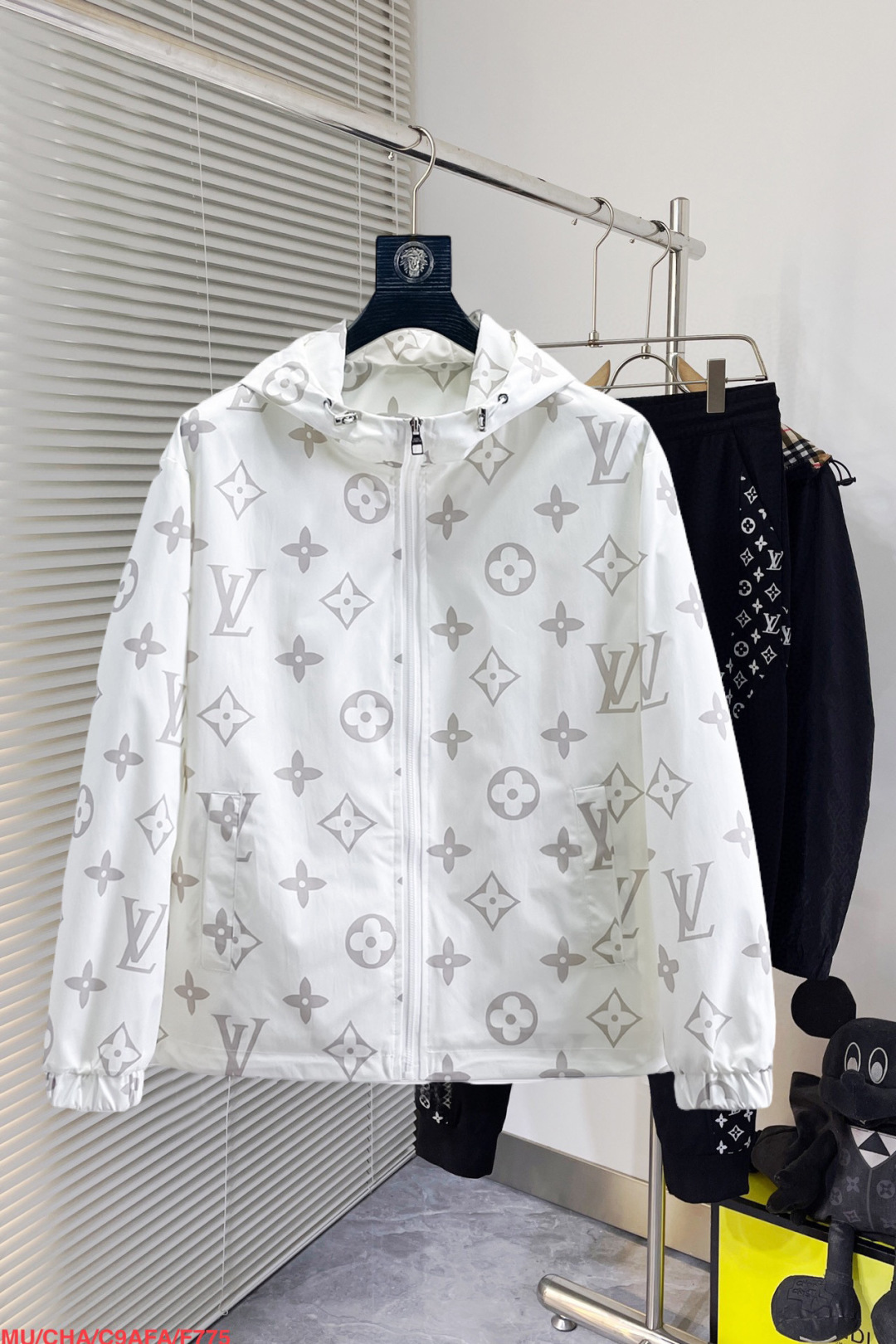 NO:130960,The same model on the official website of Louis Vuitton LV, released in advance!  2025 spring new men's jacket, original single three-standard full high-end version!  With hidden hat, customized fabric for counter, high breathability and comfort, impeccable details, brand element design concept, reflecting high quality. The feel is delicate and soft!  It is casually cut, with a great upper body style!  Number of code M~3XL, maximum wear 200 kilograms, place an order to report height and weight, louis vuitton,louis vuitton,jackets & coats,jackets & coats,hats,alexander wang19860909路易威登LV 官网同款,提前发售！2025春季新款男士夹克外套,原单三标齐全高端版本！带隐藏帽,专柜定制面料 透气舒适度高,细节无可挑剔,品牌元素设计理念,体现高品质.手感细腻柔软！呈现休闲裁剪,上身版型超赞！码数M～3XL,最大穿200斤,下单报身高体重,,louis vuitton,louis vuitton,jackets & coats,jackets & coats,hats,alexander wang,Men's clothing