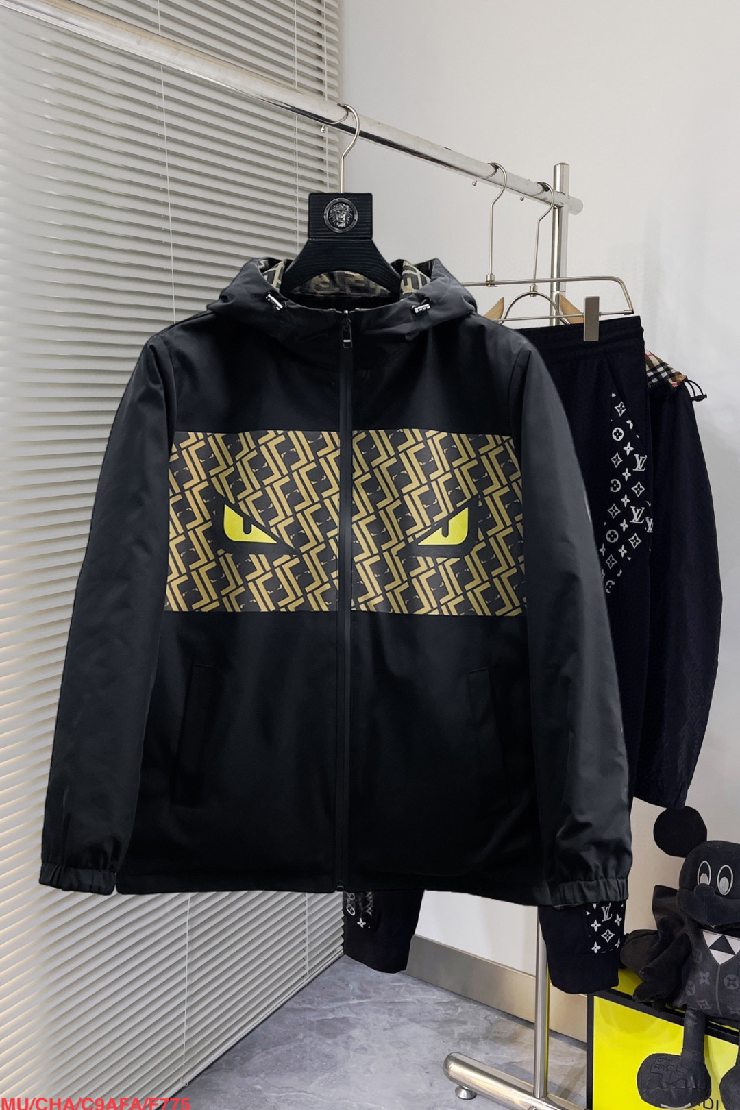 NO:130962,The same model on the official website of Fendi, released in advance!  2025 spring new men's jacket, original single three-standard full high-end version!  With hidden hat, customized fabric for counter, high breathability and comfort, impeccable details, brand element design concept, reflecting high quality. The feel is delicate and soft!  It is casually cut, with a great upper body style!  Number of code M~3XL, maximum wear 200 kilograms, place an order to report height and weight, fendi, jackets & coats, jackets & coats, hats, alexander wang19860909芬迪 官网同款,提前发售！2025春季新款男士夹克外套,原单三标齐全高端版本！带隐藏帽,专柜定制面料 透气舒适度高,细节无可挑剔,品牌元素设计理念,体现高品质.手感细腻柔软！呈现休闲裁剪,上身版型超赞！码数M～3XL,最大穿200斤,下单报身高体重,,fendi,jackets & coats,jackets & coats,hats,alexander wang,Men's clothing