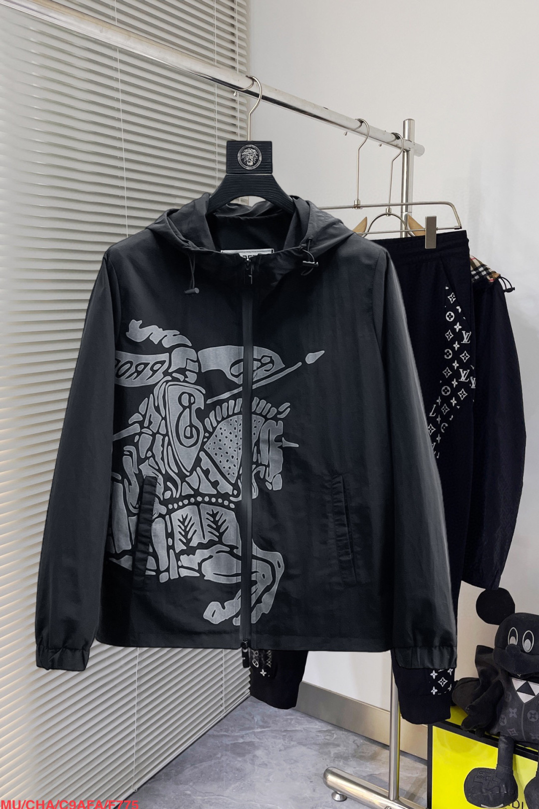 NO:130964,Burberry's official website is the same model, released in advance!  2025 spring new men's jacket, original single three-standard full high-end version!  With hidden hat, customized fabric for counter, high breathability and comfort, impeccable details, brand element design concept, reflecting high quality. The feel is delicate and soft!  It is casually cut, with a great upper body style!  Number of code M~3XL, maximum wear 200 kilograms, place an order to report height and weight, burberry, jackets & coats, jackets & coats, hats, alexander wang19860909巴宝莉 官网同款,提前发售！2025春季新款男士夹克外套,原单三标齐全高端版本！带隐藏帽,专柜定制面料 透气舒适度高,细节无可挑剔,品牌元素设计理念,体现高品质.手感细腻柔软！呈现休闲裁剪,上身版型超赞！码数M～3XL,最大穿200斤,下单报身高体重,,burberry,jackets & coats,jackets & coats,hats,alexander wang,Men's clothing