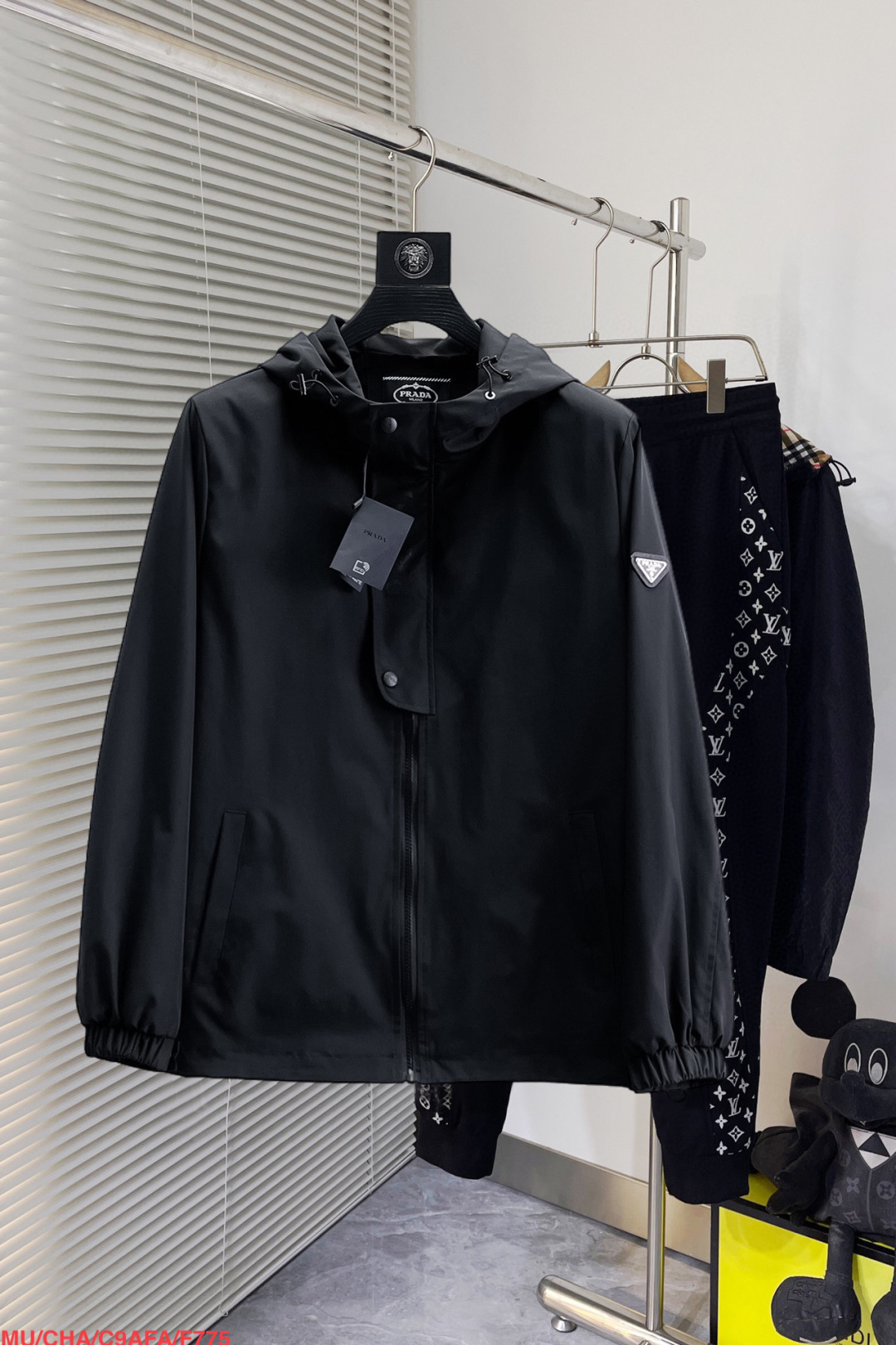 NO:130966,Prada's same model on the official website, released in advance!  2025 spring new men's jacket, original single three-standard full high-end version!  With hidden hat, customized fabric for counter, high breathability and comfort, impeccable details, brand element design concept, reflecting high quality. The feel is delicate and soft!  It is casually cut, with a great upper body style!  Number of code M~3XL, maximum wear 200 kilograms, place an order to report height and weight, prada, jackets & coats, jackets & coats, hats, alexander wang19860909普拉达 官网同款,提前发售！2025春季新款男士夹克外套,原单三标齐全高端版本！带隐藏帽,专柜定制面料 透气舒适度高,细节无可挑剔,品牌元素设计理念,体现高品质.手感细腻柔软！呈现休闲裁剪,上身版型超赞！码数M～3XL,最大穿200斤,下单报身高体重,,prada,jackets & coats,jackets & coats,hats,alexander wang,Men's clothing