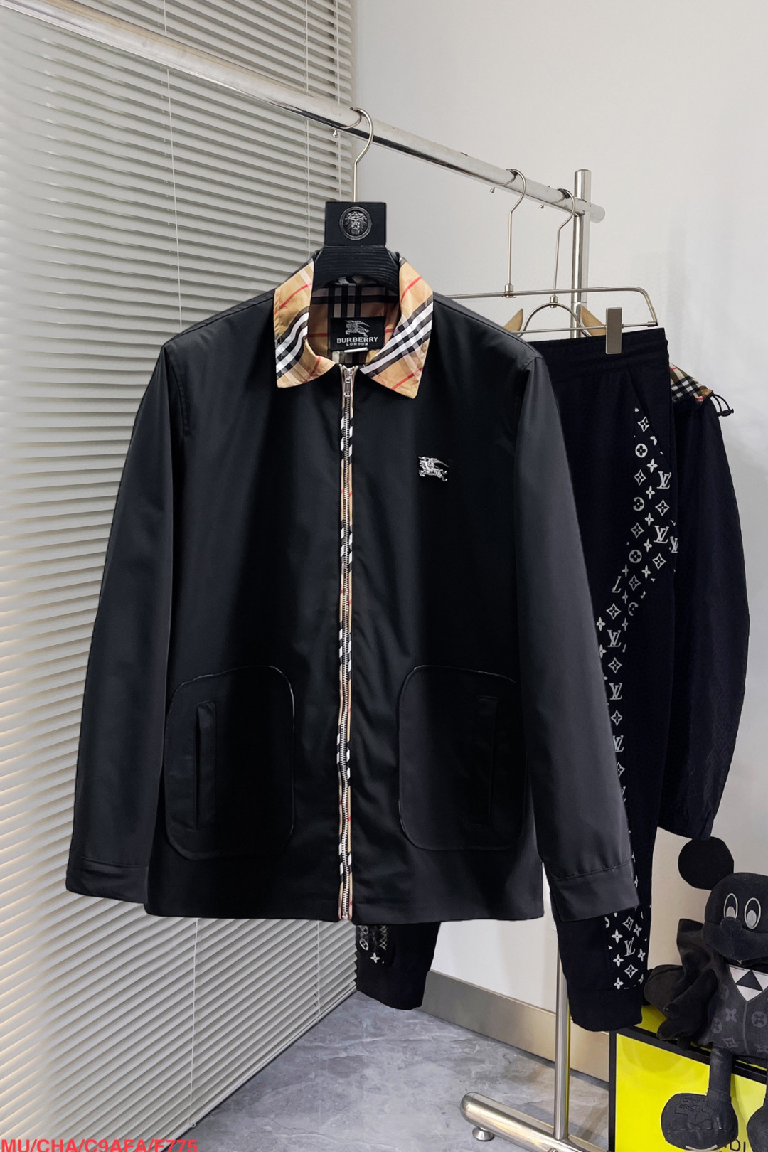 NO:130968,Burberry's official website is the same model, released in advance!  2025 spring new men's jacket, original single three-standard full high-end version!  With hidden hat, customized fabric for counter, high breathability and comfort, impeccable details, brand element design concept, reflecting high quality. The feel is delicate and soft!  It is casually cut, with a great upper body style!  Number of code M~3XL, maximum wear 200 kilograms, place an order to report height and weight, burberry, jackets & coats, jackets & coats, hats, alexander wang19860909巴宝莉 官网同款,提前发售！2025春季新款男士夹克外套,原单三标齐全高端版本！带隐藏帽,专柜定制面料 透气舒适度高,细节无可挑剔,品牌元素设计理念,体现高品质.手感细腻柔软！呈现休闲裁剪,上身版型超赞！码数M～3XL,最大穿200斤,下单报身高体重,,burberry,jackets & coats,jackets & coats,hats,alexander wang,Men's clothing