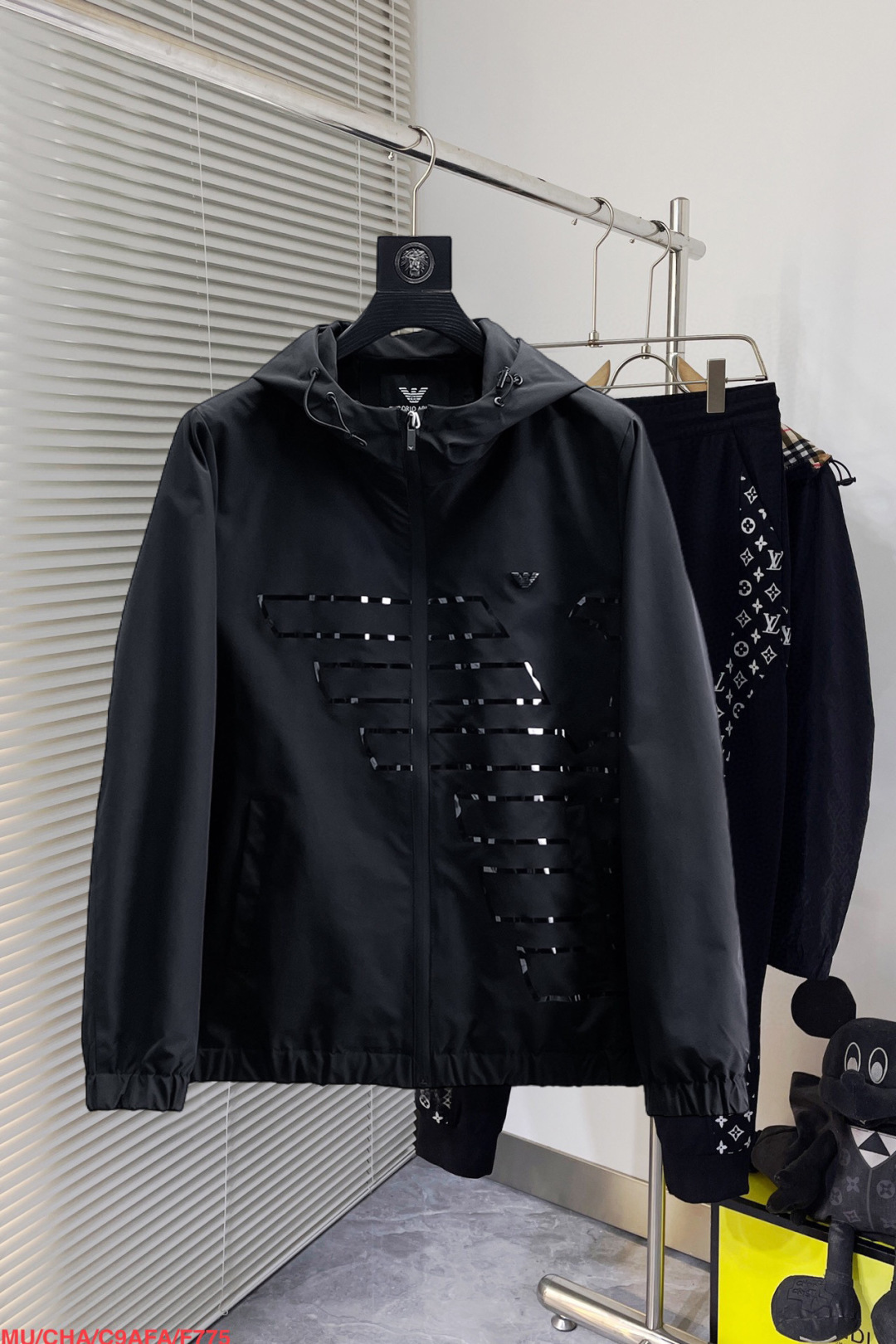 NO:130970,Armani's same model on the official website, released in advance!  2025 spring new men's jacket, original single three-standard full high-end version!  With hidden hat, customized fabric for counter, high breathability and comfort, impeccable details, brand element design concept, reflecting high quality. The feel is delicate and soft!  It is casually cut, with a great upper body style!  Number of code M~3XL, maximum wear 200 kilograms, place an order to report height and weight, Armani, jackets & coats, jackets & coats, hats, alexander wang19860909阿玛尼 官网同款,提前发售！2025春季新款男士夹克外套,原单三标齐全高端版本！带隐藏帽,专柜定制面料 透气舒适度高,细节无可挑剔,品牌元素设计理念,体现高品质.手感细腻柔软！呈现休闲裁剪,上身版型超赞！码数M～3XL,最大穿200斤,下单报身高体重,,armani,jackets & coats,jackets & coats,hats,alexander wang,Men's clothing