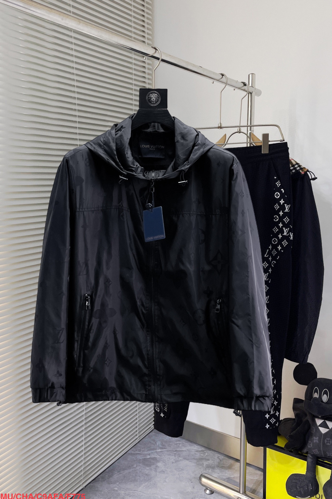 NO:130972,The same model on the official website of Louis Vuitton LV, released in advance!  2025 spring new men's jacket, original single three-standard full high-end version!  With hidden hat, customized fabric for counter, high breathability and comfort, impeccable details, brand element design concept, reflecting high quality. The feel is delicate and soft!  It is casually cut, with a great upper body style!  Number of code M~3XL, maximum wear 200 kilograms, place an order to report height and weight, louis vuitton,louis vuitton,jackets & coats,jackets & coats,hats,alexander wang19860909路易威登LV 官网同款,提前发售！2025春季新款男士夹克外套,原单三标齐全高端版本！带隐藏帽,专柜定制面料 透气舒适度高,细节无可挑剔,品牌元素设计理念,体现高品质.手感细腻柔软！呈现休闲裁剪,上身版型超赞！码数M～3XL,最大穿200斤,下单报身高体重,,louis vuitton,louis vuitton,jackets & coats,jackets & coats,hats,alexander wang,Men's clothing