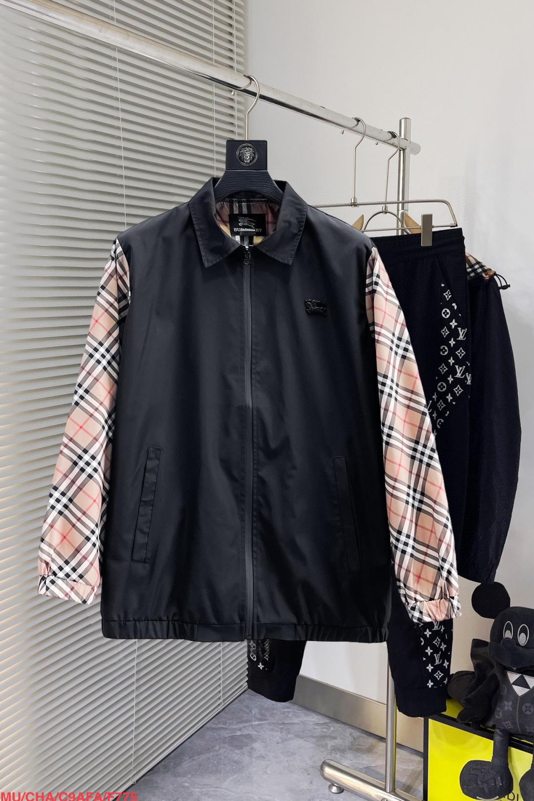 NO:130956,Burberry's official website is the same model, released in advance!  2025 spring new men's jacket, original single three-standard full high-end version!  With hidden hat, customized fabric for counter, high breathability and comfort, impeccable details, brand element design concept, reflecting high quality. The feel is delicate and soft!  It is casually cut, with a great upper body style!  Number of code M~3XL, maximum wear 200 kilograms, place an order to report height and weight, burberry, jackets & coats, jackets & coats, hats, alexander wang19860909巴宝莉 官网同款,提前发售！2025春季新款男士夹克外套,原单三标齐全高端版本！带隐藏帽,专柜定制面料 透气舒适度高,细节无可挑剔,品牌元素设计理念,体现高品质.手感细腻柔软！呈现休闲裁剪,上身版型超赞！码数M～3XL,最大穿200斤,下单报身高体重,,burberry,jackets & coats,jackets & coats,hats,alexander wang,Men's clothing