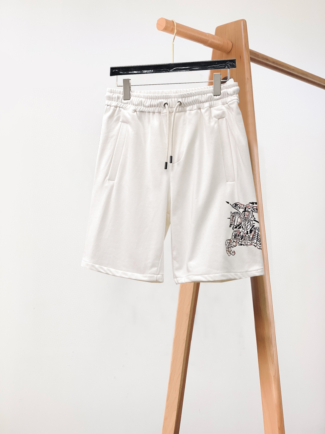 NO:151485,Burberry, a new summer original single counter casual shorts, luxury classic brand original LOGO accessories, hot-selling models for the counter, very comfortable to wear, low-key and luxurious, very classy when worn, no need to say much about the pants style and cutting, the upper body is exquisite and vivid, high-end and top-quality materials, a truly palace-level casual pants, Turkish cotton quality, heavy washing makes the pants very soft!  Not picky about people, the upper body is absolutely stylish and extremely luxurious. Size M-3XL orders to report height and weight., burberry, shorts, alexander wang19860909巴宝莉 夏季新款原单专柜休闲短裤,奢华经典品牌原版LOGO配饰 专柜热销款 身穿着非常舒适 低调不失奢华 穿出去非常有档次 裤型款式和裁剪亦无需多言 上身精致跃然高档一等一顶级质料 真正殿堂级的休闲裤 选用土耳其的棉花品质卓然,经过重水洗使得裤子很柔软！不挑人 上身绝对的有型 极度奢华. 尺码M-3XL下单报身高体重.,,burberry,shorts,alexander wang,Men's clothing