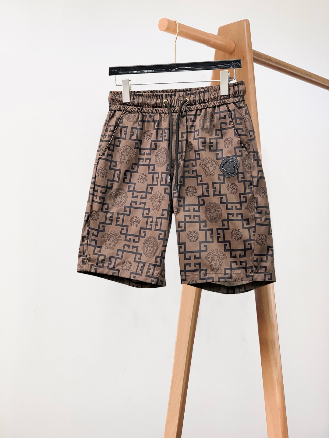 NO:151481,Versace, a new summer style of original single counter casual shorts, luxury classic brand original LOGO accessories, hot-selling models for the counter, very comfortable to wear, low-key and luxurious, very classy when worn, no need to say much about the pants style and cutting, the upper body is exquisite and vivid, high-end and top-quality materials, a truly palace-level casual pants, which are made of Turkish cotton, and are highly washed, making the pants very soft!  Not picky about people, the upper body is absolutely stylish and extremely luxurious. Size M-3XL orders to report height and weight., versace, shorts, alexander wang19860909范思哲 夏季新款原单专柜休闲短裤,奢华经典品牌原版LOGO配饰 专柜热销款 身穿着非常舒适 低调不失奢华 穿出去非常有档次 裤型款式和裁剪亦无需多言 上身精致跃然高档一等一顶级质料 真正殿堂级的休闲裤 选用土耳其的棉花品质卓然,经过重水洗使得裤子很柔软！不挑人 上身绝对的有型 极度奢华. 尺码M-3XL下单报身高体重.,,versace,shorts,alexander wang,Men's clothing