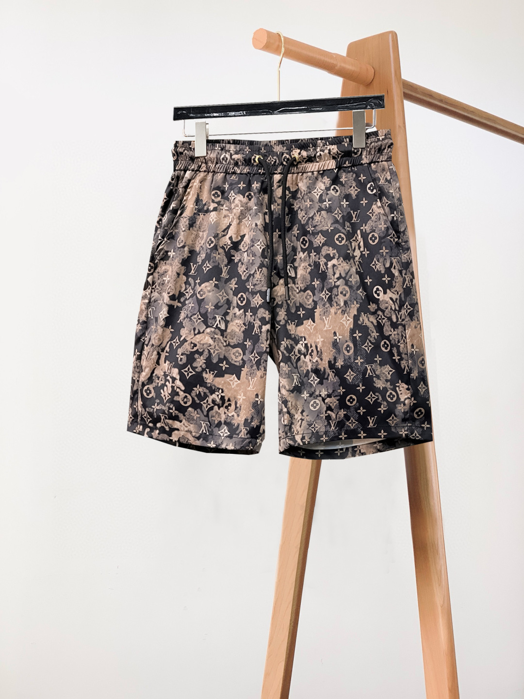 NO:151491,Louis Vuitton LV New summer original single counter casual shorts, luxury classic brand original LOGO accessories, hot-selling models for counters, very comfortable to wear, low-key and luxurious, very classy when worn, no need to say much about the trouser style and cutting, exquisite upper body is vivid and high-end, top-quality, truly palace-level casual pants, Turkish cotton quality, heavy washing makes the pants very soft!  Not picky about people, the upper body is absolutely stylish and extremely luxurious. Size M-3XL orders to report height and weight.,,louis vuitton,louis vuitton,shorts,alexander wang19860909路易威登LV 夏季新款原单专柜休闲短裤,奢华经典品牌原版LOGO配饰 专柜热销款 身穿着非常舒适 低调不失奢华 穿出去非常有档次 裤型款式和裁剪亦无需多言 上身精致跃然高档一等一顶级质料 真正殿堂级的休闲裤 选用土耳其的棉花品质卓然,经过重水洗使得裤子很柔软！不挑人 上身绝对的有型 极度奢华. 尺码M-3XL下单报身高体重.,,louis vuitton,louis vuitton,shorts,alexander wang,Men's clothing