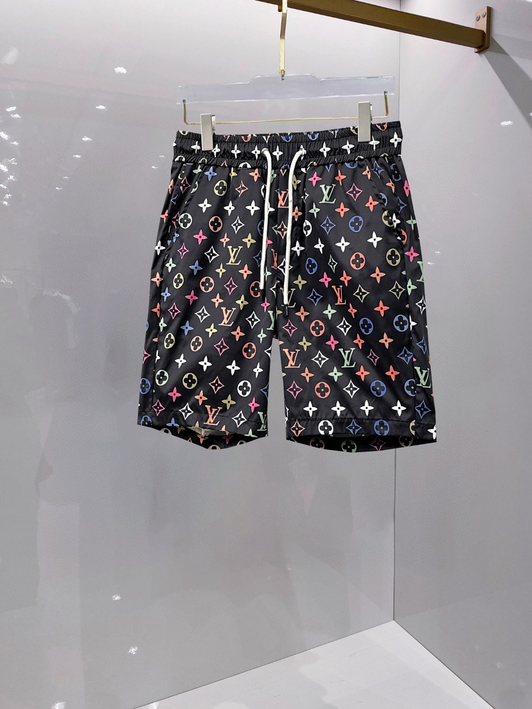 NO:459724,Louis Vuitton LV New summer original single counter casual shorts, luxury classic brand original LOGO accessories, hot-selling models for counters, very comfortable to wear, low-key and luxurious, very classy when worn, no need to say much about the trouser style and cutting, exquisite upper body is vivid and high-end, top-quality, truly palace-level casual pants, Turkish cotton quality, heavy washing makes the pants very soft!  Not picky about people, the upper body is absolutely stylish and extremely luxurious. Size M-3XL orders to report height and weight.,,louis vuitton,louis vuitton,shorts,alexander wang19860909路易威登LV 夏季新款原单专柜休闲短裤,奢华经典品牌原版LOGO配饰 专柜热销款 身穿着非常舒适 低调不失奢华 穿出去非常有档次 裤型款式和裁剪亦无需多言 上身精致跃然高档一等一顶级质料 真正殿堂级的休闲裤 选用土耳其的棉花品质卓然,经过重水洗使得裤子很柔软！不挑人 上身绝对的有型 极度奢华. 尺码M-3XL下单报身高体重.,,louis vuitton,louis vuitton,shorts,alexander wang,Men's clothing