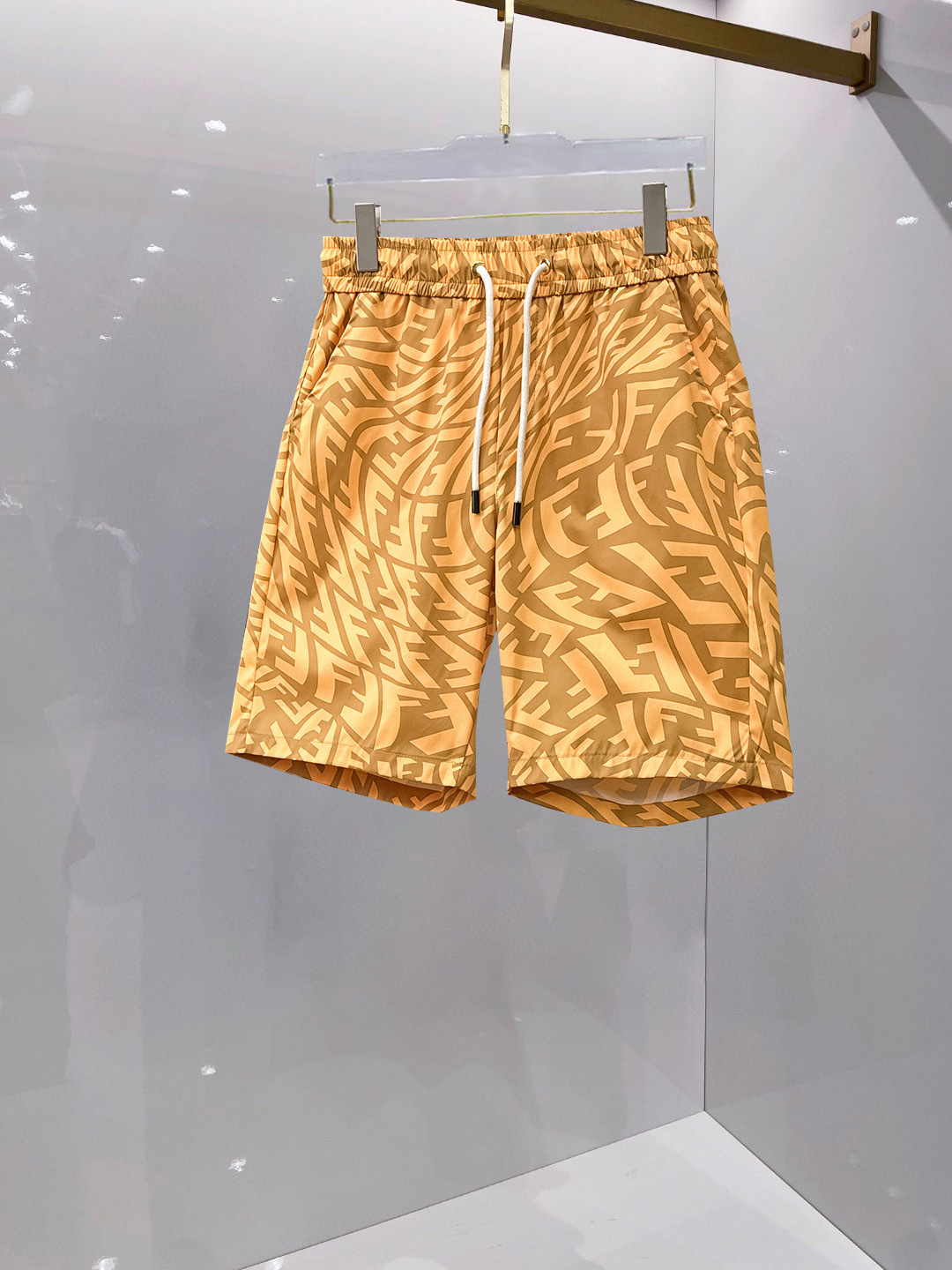 NO:459736,Fendi, a new summer style of original single counter casual shorts, luxury classic brand original LOGO accessories, hot-selling models for the counter, very comfortable to wear, low-key and luxurious, very classy when worn, no need to say much about the trouser style and cutting, the upper body is exquisite and vivid, high-end and top-quality materials, a truly palace-level casual pants, which are made of Turkish cotton, and are highly washed, making the pants very soft!  Not picky about people, the upper body is absolutely stylish and extremely luxurious. Size M-3XL orders to report height and weight.,,fendi, shorts,alexander wang19860909芬迪 夏季新款原单专柜休闲短裤,奢华经典品牌原版LOGO配饰 专柜热销款 身穿着非常舒适 低调不失奢华 穿出去非常有档次 裤型款式和裁剪亦无需多言 上身精致跃然高档一等一顶级质料 真正殿堂级的休闲裤 选用土耳其的棉花品质卓然,经过重水洗使得裤子很柔软！不挑人 上身绝对的有型 极度奢华. 尺码M-3XL下单报身高体重.,,fendi,shorts,alexander wang,Men's clothing