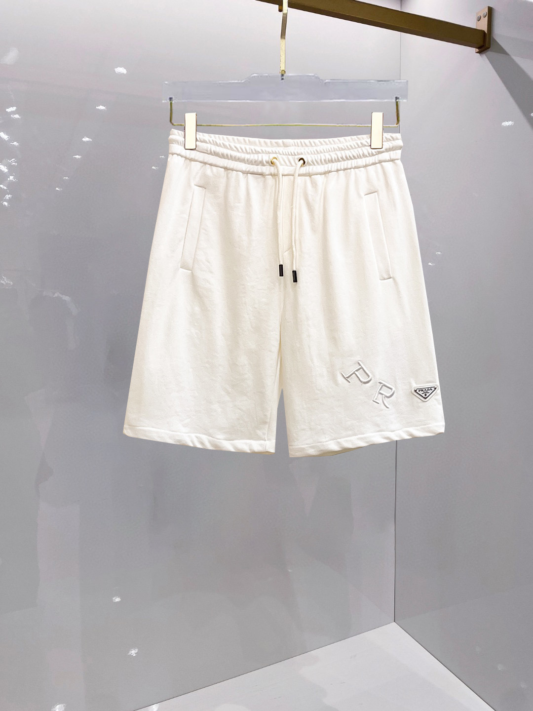 NO:459744,Prada, a new summer style of original single counter casual shorts, luxury classic brand original LOGO accessories, hot-selling models for the counter, very comfortable to wear, low-key and luxurious, very classy when worn, no need to say much about the trouser style and cutting, the upper body is exquisite and vivid, high-end and top-quality materials, a truly palace-level casual pants, Turkish cotton quality, heavy washing makes the pants very soft!  Not picky about people, the upper body is absolutely stylish and extremely luxurious. Size M-3XL orders to report height and weight.,,prada, shorts,alexander wang19860909普拉达 夏季新款原单专柜休闲短裤,奢华经典品牌原版LOGO配饰 专柜热销款 身穿着非常舒适 低调不失奢华 穿出去非常有档次 裤型款式和裁剪亦无需多言 上身精致跃然高档一等一顶级质料 真正殿堂级的休闲裤 选用土耳其的棉花品质卓然,经过重水洗使得裤子很柔软！不挑人 上身绝对的有型 极度奢华. 尺码M-3XL下单报身高体重.,,prada,shorts,alexander wang,Men's clothing