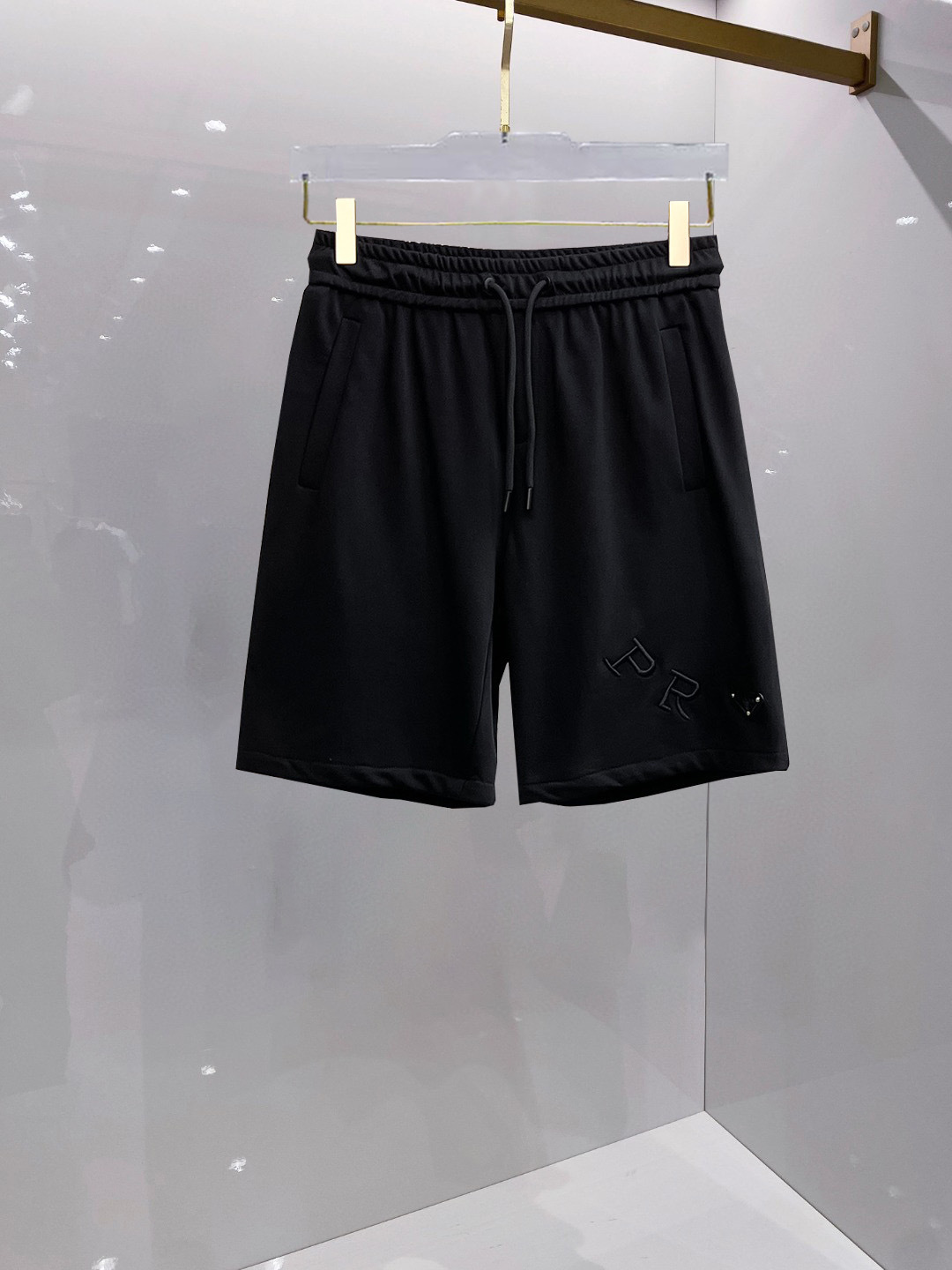 NO:459729,Prada, a new summer style of original single counter casual shorts, luxury classic brand original LOGO accessories, hot-selling models for the counter, very comfortable to wear, low-key and luxurious, very classy when worn, there is no need to say much about the trouser style and cutting, the upper body is exquisite and vivid, and the top quality is top-notch. The real palace-level casual pants are made of Turkish cotton, and the pants are very soft after heavy washing!  Not picky about people, the upper body is absolutely stylish and extremely luxurious. Size M-3XL orders to report height and weight.,,prada, shorts,alexander wang19860909普拉达 夏季新款原单专柜休闲短裤,奢华经典品牌原版LOGO配饰 专柜热销款 身穿着非常舒适 低调不失奢华 穿出去非常有档次 裤型款式和裁剪亦无需多言 上身精致跃然高档一等一顶级质料 真正殿堂级的休闲裤 选用土耳其的棉花品质卓然,经过重水洗使得裤子很柔软！不挑人 上身绝对的有型 极度奢华. 尺码M-3XL下单报身高体重.,,prada,shorts,alexander wang,Men's clothing