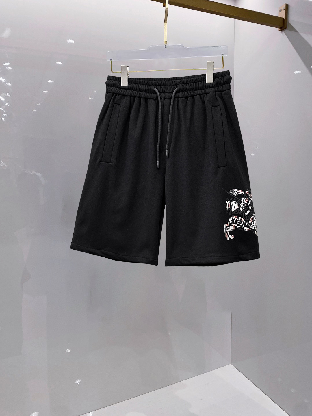 NO:459759,Burberry, a new summer original single counter casual shorts, luxury classic brand original LOGO accessories, hot-selling models for the counter, very comfortable to wear, low-key and luxurious, very classy when worn, there is no need to say much about the trouser style and cutting, the upper body is exquisite and vivid, and the top quality is top-notch. The real palace-level casual pants are made of Turkish cotton, and the pants are very soft after heavy washing!  Not picky about people, the upper body is absolutely stylish and extremely luxurious. Size M-3XL orders to report height and weight., burberry, shorts, alexander wang19860909巴宝莉 夏季新款原单专柜休闲短裤,奢华经典品牌原版LOGO配饰 专柜热销款 身穿着非常舒适 低调不失奢华 穿出去非常有档次 裤型款式和裁剪亦无需多言 上身精致跃然高档一等一顶级质料 真正殿堂级的休闲裤 选用土耳其的棉花品质卓然,经过重水洗使得裤子很柔软！不挑人 上身绝对的有型 极度奢华. 尺码M-3XL下单报身高体重.,,burberry,shorts,alexander wang,Men's clothing