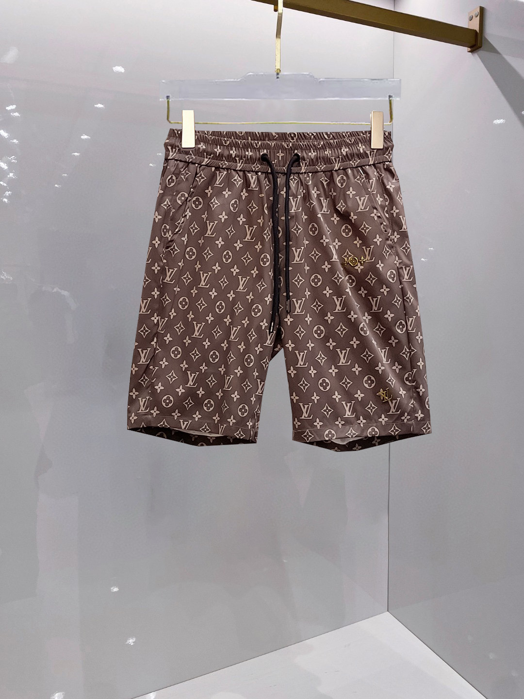 NO:459800,Louis Vuitton LV New summer original single counter casual shorts, luxury classic brand original LOGO accessories, hot-selling models for counters, very comfortable to wear, low-key and luxurious, very classy when worn, no need to say much about the trouser style and cutting, exquisite upper body is vivid and high-end, top-quality, truly palace-level casual pants, Turkish cotton quality, heavy washing makes the pants very soft!  Not picky about people, the upper body is absolutely stylish and extremely luxurious. Size M-3XL orders to report height and weight.,,louis vuitton,louis vuitton,shorts,alexander wang19860909路易威登LV 夏季新款原单专柜休闲短裤,奢华经典品牌原版LOGO配饰 专柜热销款 身穿着非常舒适 低调不失奢华 穿出去非常有档次 裤型款式和裁剪亦无需多言 上身精致跃然高档一等一顶级质料 真正殿堂级的休闲裤 选用土耳其的棉花品质卓然,经过重水洗使得裤子很柔软！不挑人 上身绝对的有型 极度奢华. 尺码M-3XL下单报身高体重.,,louis vuitton,louis vuitton,shorts,alexander wang,Men's clothing