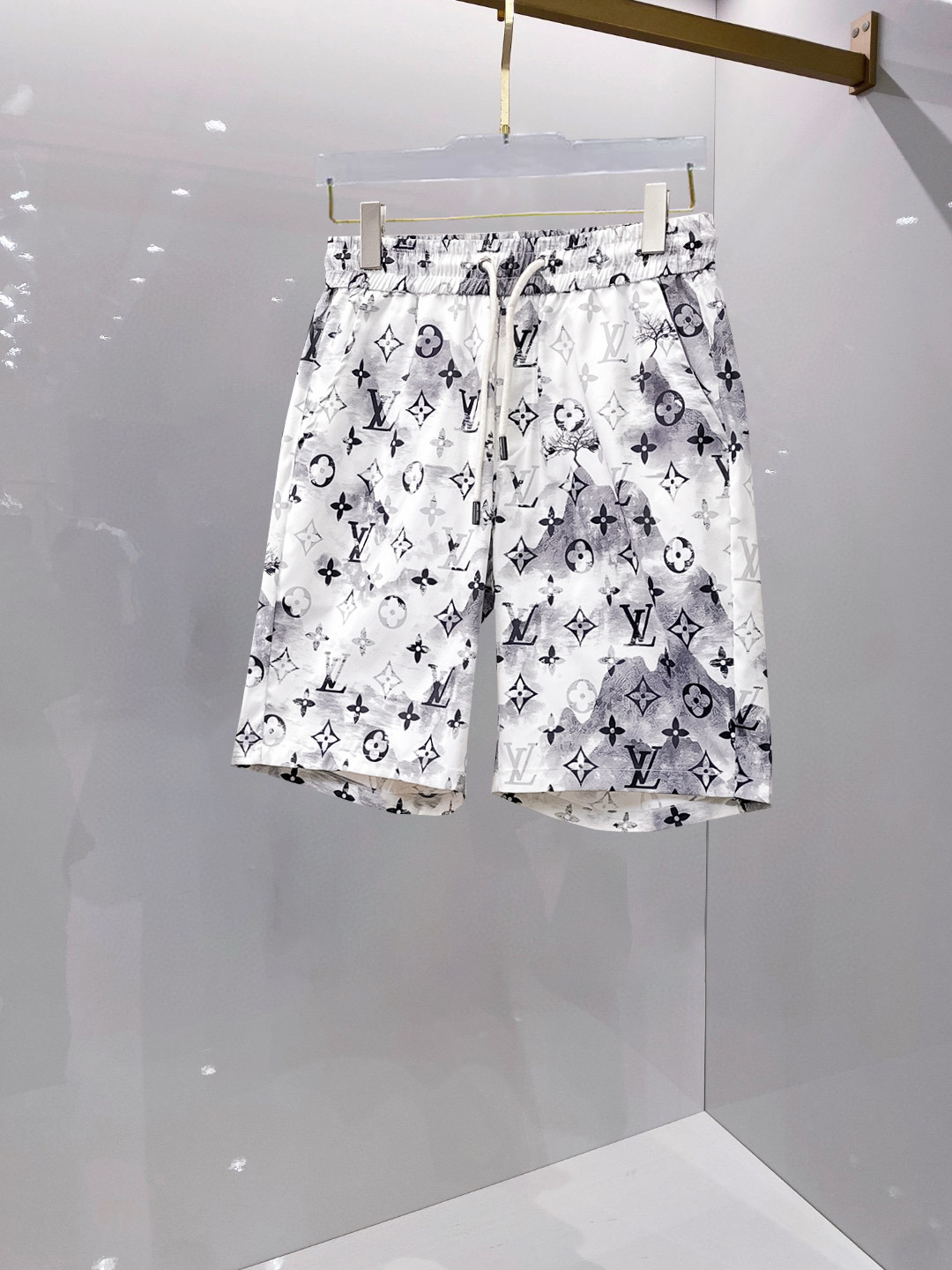 NO:459814,Louis Vuitton LV New summer original single counter casual shorts, luxury classic brand original LOGO accessories, hot-selling models for counters, very comfortable to wear, low-key and luxurious, very classy when worn, no need to say much about the trouser style and cutting, exquisite upper body is vivid and high-end, top-quality, truly palace-level casual pants, Turkish cotton quality, heavy washing makes the pants very soft!  Not picky about people, the upper body is absolutely stylish and extremely luxurious. Size M-3XL orders to report height and weight.,,louis vuitton,louis vuitton,shorts,alexander wang19860909路易威登LV 夏季新款原单专柜休闲短裤,奢华经典品牌原版LOGO配饰 专柜热销款 身穿着非常舒适 低调不失奢华 穿出去非常有档次 裤型款式和裁剪亦无需多言 上身精致跃然高档一等一顶级质料 真正殿堂级的休闲裤 选用土耳其的棉花品质卓然,经过重水洗使得裤子很柔软！不挑人 上身绝对的有型 极度奢华. 尺码M-3XL下单报身高体重.,,louis vuitton,louis vuitton,shorts,alexander wang,Men's clothing