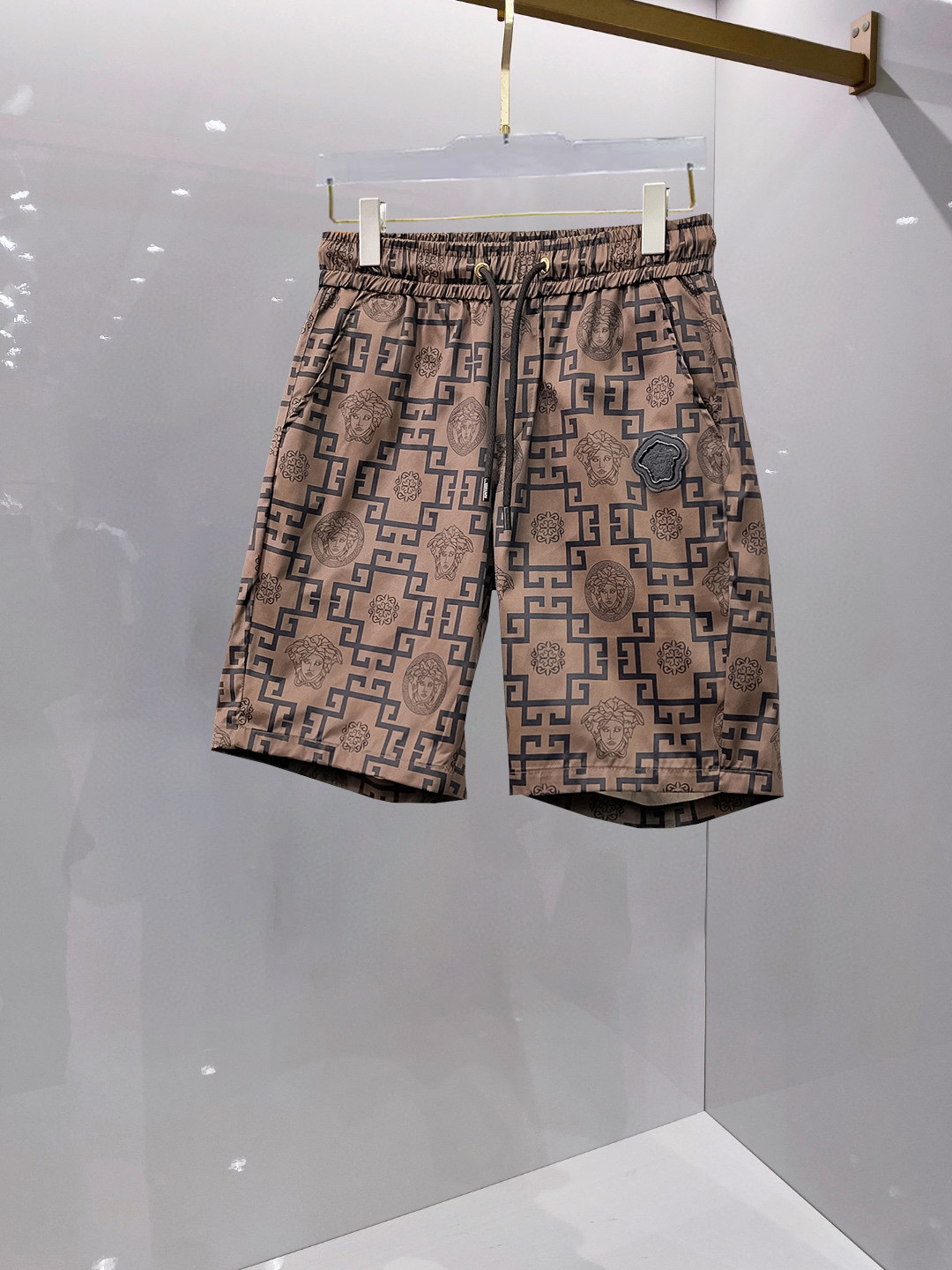 NO:459731,Versace, a new summer style of original single counter casual shorts, luxury classic brand original LOGO accessories, hot-selling models for the counter, very comfortable to wear, low-key and luxurious, very classy when worn, no need to say much about the pants style and cutting, the upper body is exquisite and vivid, high-end and top-quality materials, a truly palace-level casual pants, which are made of Turkish cotton, and are highly washed, making the pants very soft!  Not picky about people, the upper body is absolutely stylish and extremely luxurious. Size M-3XL orders to report height and weight., versace, shorts, alexander wang19860909范思哲 夏季新款原单专柜休闲短裤,奢华经典品牌原版LOGO配饰 专柜热销款 身穿着非常舒适 低调不失奢华 穿出去非常有档次 裤型款式和裁剪亦无需多言 上身精致跃然高档一等一顶级质料 真正殿堂级的休闲裤 选用土耳其的棉花品质卓然,经过重水洗使得裤子很柔软！不挑人 上身绝对的有型 极度奢华. 尺码M-3XL下单报身高体重.,,versace,shorts,alexander wang,Men's clothing