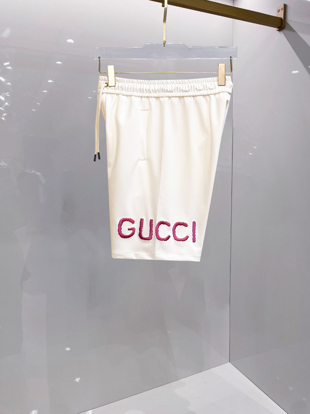 NO:459735,Gucci New summer original single counter casual shorts, luxury classic brand original LOGO accessories, hot-selling models for the counter, very comfortable to wear, low-key and luxurious, very classy when worn, no need to say much about the pants style and cutting, the upper body is exquisite and vivid, high-end and top-quality materials, truly palace-level casual pants, Turkish cotton quality, heavy washing makes the pants very soft!  Not picky about people, the upper body is absolutely stylish and extremely luxurious. Size M-3XL orders to report height and weight., gucci, shorts, alexander wang19860909古驰 夏季新款原单专柜休闲短裤,奢华经典品牌原版LOGO配饰 专柜热销款 身穿着非常舒适 低调不失奢华 穿出去非常有档次 裤型款式和裁剪亦无需多言 上身精致跃然高档一等一顶级质料 真正殿堂级的休闲裤 选用土耳其的棉花品质卓然,经过重水洗使得裤子很柔软！不挑人 上身绝对的有型 极度奢华. 尺码M-3XL下单报身高体重.,,gucci,shorts,alexander wang,Men's clothing