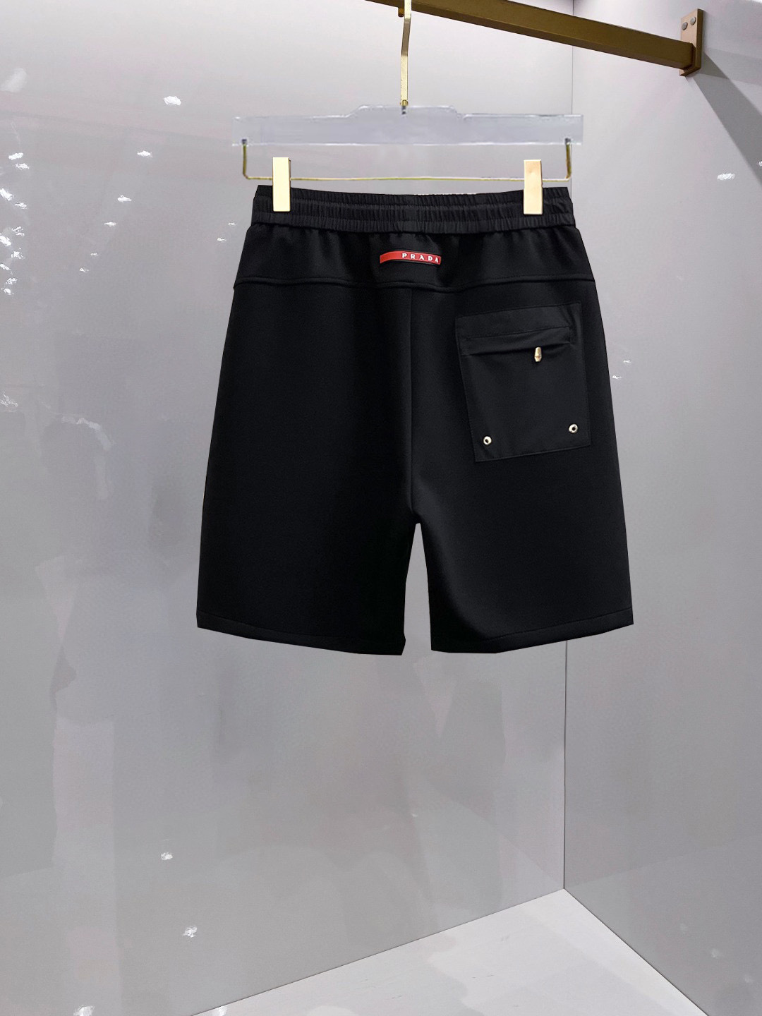 NO:459742,Prada, a new summer style of original single counter casual shorts, luxury classic brand original LOGO accessories, hot-selling models for the counter, very comfortable to wear, low-key and luxurious, very classy when worn, no need to say much about the trouser style and cutting, the upper body is exquisite and vivid, high-end and top-quality materials, a truly palace-level casual pants, Turkish cotton quality, heavy washing makes the pants very soft!  Not picky about people, the upper body is absolutely stylish and extremely luxurious. Size M-3XL orders to report height and weight.,,prada, shorts,alexander wang19860909普拉达 夏季新款原单专柜休闲短裤,奢华经典品牌原版LOGO配饰 专柜热销款 身穿着非常舒适 低调不失奢华 穿出去非常有档次 裤型款式和裁剪亦无需多言 上身精致跃然高档一等一顶级质料 真正殿堂级的休闲裤 选用土耳其的棉花品质卓然,经过重水洗使得裤子很柔软！不挑人 上身绝对的有型 极度奢华. 尺码M-3XL下单报身高体重.,,prada,shorts,alexander wang,Men's clothing