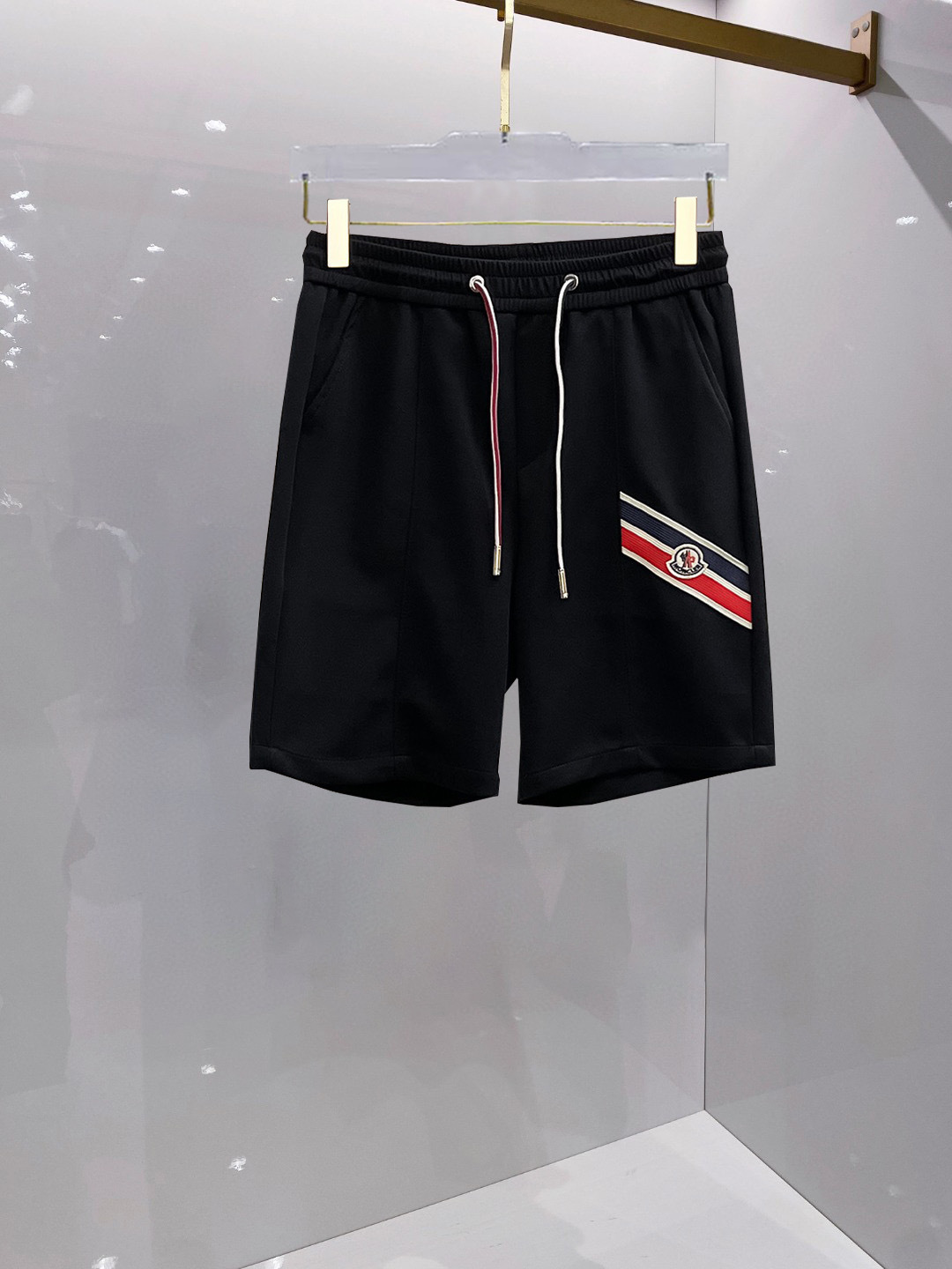 NO:459750,The new summer style of original single counter casual shorts, luxury classic brand original LOGO accessories, hot-selling models of the counter, very comfortable to wear, low-key and luxurious, very classy when worn, there is no need to say much about the trouser style and cutting. The upper body is exquisite and vivid, high-end and top-quality materials. A truly palace-level casual pants. The cotton of Turkey is of excellent quality, and the pants are heavy washing makes the pants very soft!  Not picky about people, the upper body is absolutely stylish and extremely luxurious. Size M-3XL orders to report height and weight., Moncler, shorts, alexander wang19860909蒙口 夏季新款原单专柜休闲短裤,奢华经典品牌原版LOGO配饰 专柜热销款 身穿着非常舒适 低调不失奢华 穿出去非常有档次 裤型款式和裁剪亦无需多言 上身精致跃然高档一等一顶级质料 真正殿堂级的休闲裤 选用土耳其的棉花品质卓然,经过重水洗使得裤子很柔软！不挑人 上身绝对的有型 极度奢华. 尺码M-3XL下单报身高体重.,,Moncler,shorts,alexander wang,Men's clothing