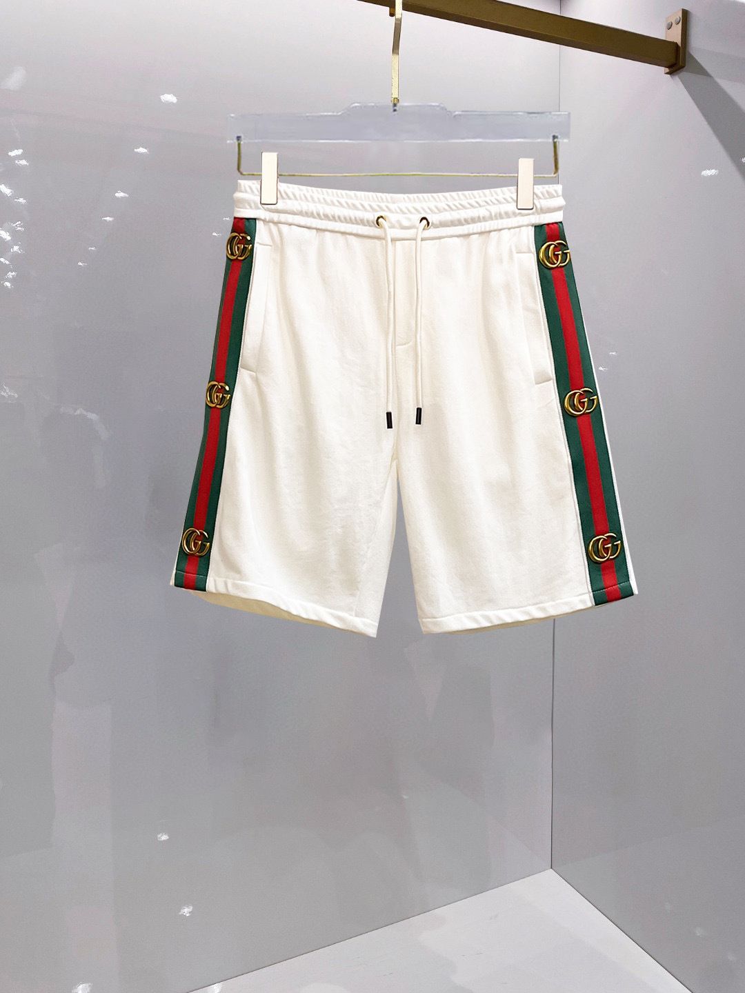 NO:459758,Gucci New summer original single counter casual shorts, luxury classic brand original LOGO accessories, hot-selling models for the counter, very comfortable to wear, low-key and luxurious, very classy when worn, no need to say much about the pants style and cutting, the upper body is exquisite and vivid, high-end and top-quality materials, truly palace-level casual pants, Turkish cotton quality, heavy washing makes the pants very soft!  Not picky about people, the upper body is absolutely stylish and extremely luxurious. Size M-3XL orders to report height and weight., gucci, shorts, alexander wang19860909古驰 夏季新款原单专柜休闲短裤,奢华经典品牌原版LOGO配饰 专柜热销款 身穿着非常舒适 低调不失奢华 穿出去非常有档次 裤型款式和裁剪亦无需多言 上身精致跃然高档一等一顶级质料 真正殿堂级的休闲裤 选用土耳其的棉花品质卓然,经过重水洗使得裤子很柔软！不挑人 上身绝对的有型 极度奢华. 尺码M-3XL下单报身高体重.,,gucci,shorts,alexander wang,Men's clothing