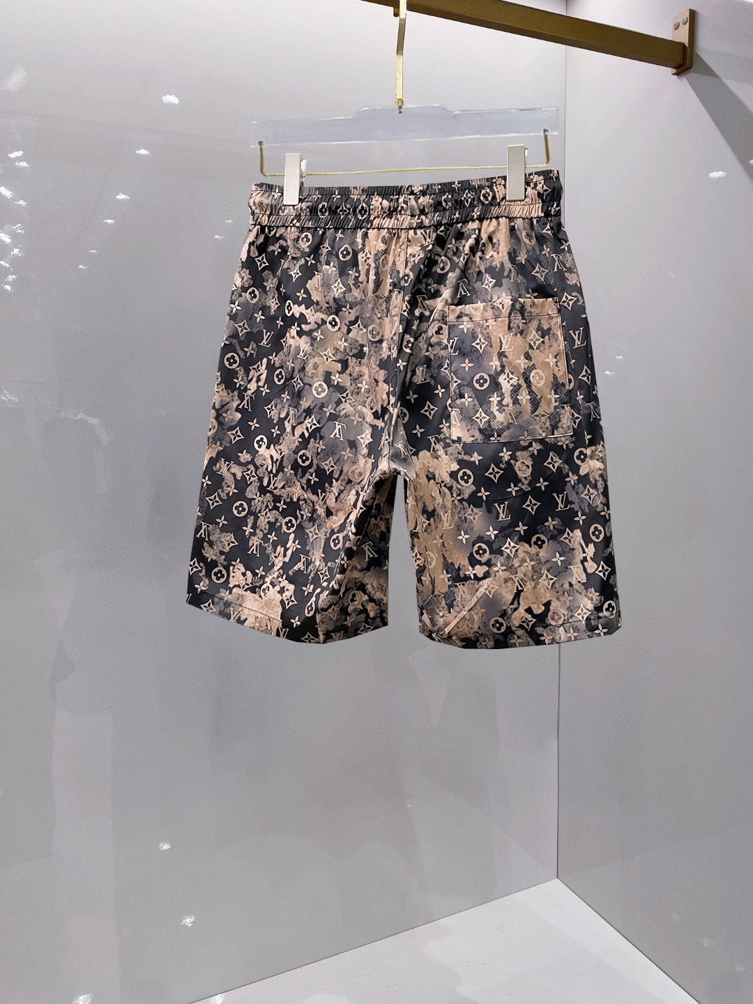 NO:459765,Louis Vuitton LV New summer original single counter casual shorts, luxury classic brand original LOGO accessories, hot-selling models for counters, very comfortable to wear, low-key and luxurious, very classy when worn, no need to say much about the trouser style and cutting, exquisite upper body is vivid and high-end, top-quality, truly palace-level casual pants, Turkish cotton quality, heavy washing makes the pants very soft!  Not picky about people, the upper body is absolutely stylish and extremely luxurious. Size M-3XL orders to report height and weight.,,louis vuitton,louis vuitton,shorts,alexander wang19860909路易威登LV 夏季新款原单专柜休闲短裤,奢华经典品牌原版LOGO配饰 专柜热销款 身穿着非常舒适 低调不失奢华 穿出去非常有档次 裤型款式和裁剪亦无需多言 上身精致跃然高档一等一顶级质料 真正殿堂级的休闲裤 选用土耳其的棉花品质卓然,经过重水洗使得裤子很柔软！不挑人 上身绝对的有型 极度奢华. 尺码M-3XL下单报身高体重.,,louis vuitton,louis vuitton,shorts,alexander wang,Men's clothing