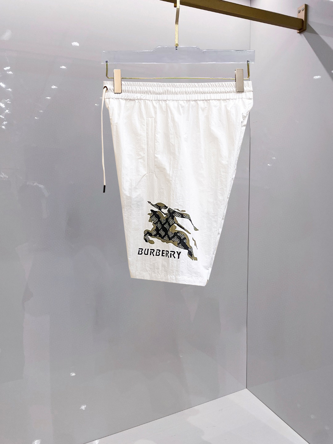 NO:459771,Burberry, a new summer original single counter casual shorts, luxury classic brand original LOGO accessories, hot-selling models for the counter, very comfortable to wear, low-key and luxurious, very classy when worn, no need to say much about the pants style and cutting, the upper body is exquisite and vivid, high-end and top-quality materials, a truly palace-level casual pants, Turkish cotton quality, heavy washing makes the pants very soft!  Not picky about people, the upper body is absolutely stylish and extremely luxurious. Size M-3XL orders to report height and weight., burberry, shorts, alexander wang19860909巴宝莉 夏季新款原单专柜休闲短裤,奢华经典品牌原版LOGO配饰 专柜热销款 身穿着非常舒适 低调不失奢华 穿出去非常有档次 裤型款式和裁剪亦无需多言 上身精致跃然高档一等一顶级质料 真正殿堂级的休闲裤 选用土耳其的棉花品质卓然,经过重水洗使得裤子很柔软！不挑人 上身绝对的有型 极度奢华. 尺码M-3XL下单报身高体重.,,burberry,shorts,alexander wang,Men's clothing