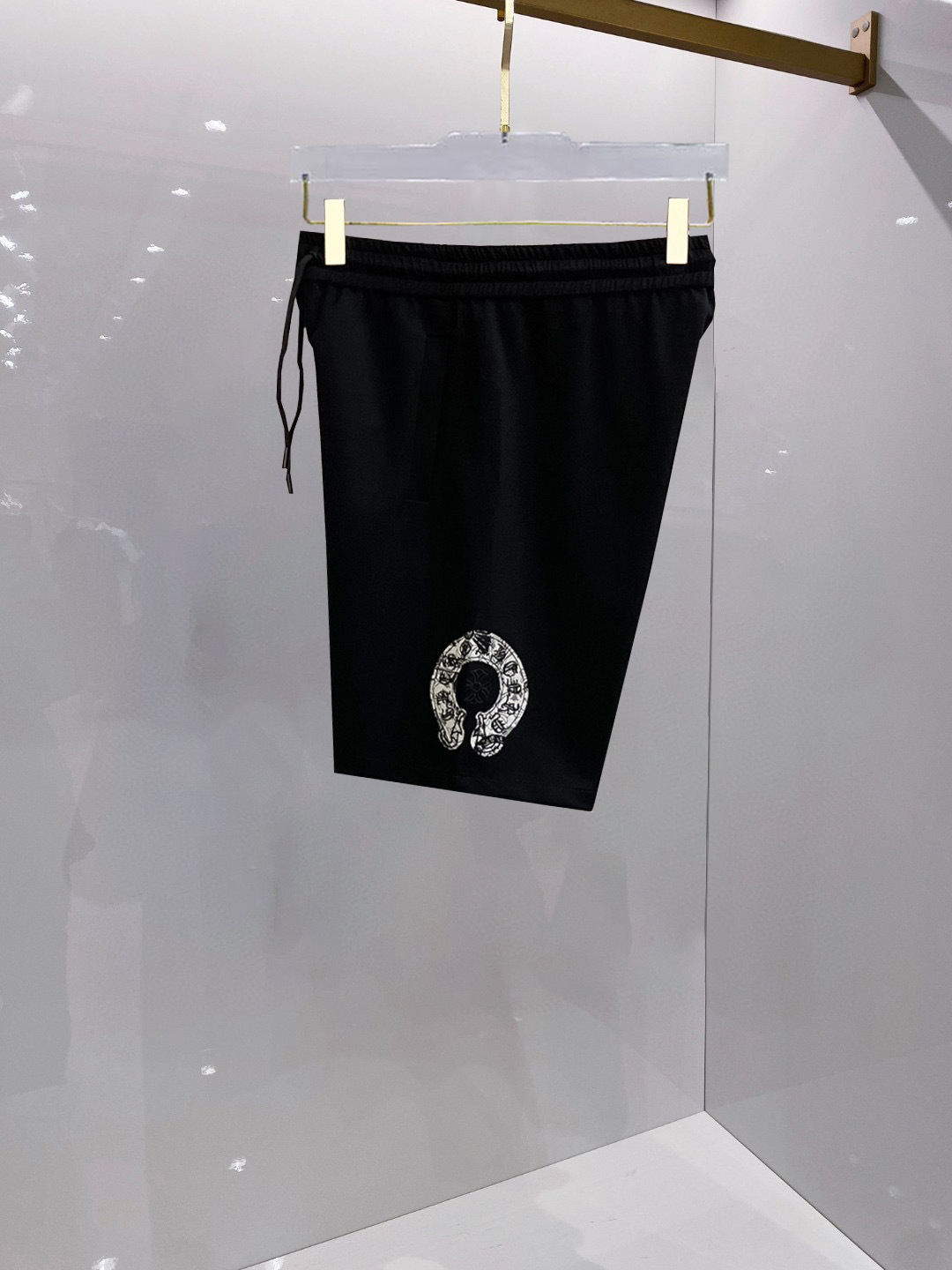 NO:459776,Croxin New summer original single counter casual shorts, luxury classic brand original LOGO accessories, hot-selling models for the counter, very comfortable to wear, low-key and luxurious, very classy when worn, no need to say much about the trouser style and cutting, the upper body is exquisite and vivid, high-end and top-quality materials, a truly palace-level casual pants, Turkish cotton quality, heavy washing makes the pants very soft!  Not picky about people, the upper body is absolutely stylish and extremely luxurious. Size M-3XL orders to report height and weight.,,chrome hearts, shorts,alexander wang19860909克罗心 夏季新款原单专柜休闲短裤,奢华经典品牌原版LOGO配饰 专柜热销款 身穿着非常舒适 低调不失奢华 穿出去非常有档次 裤型款式和裁剪亦无需多言 上身精致跃然高档一等一顶级质料 真正殿堂级的休闲裤 选用土耳其的棉花品质卓然,经过重水洗使得裤子很柔软！不挑人 上身绝对的有型 极度奢华. 尺码M-3XL下单报身高体重.,,chrome hearts,shorts,alexander wang,Men's clothing