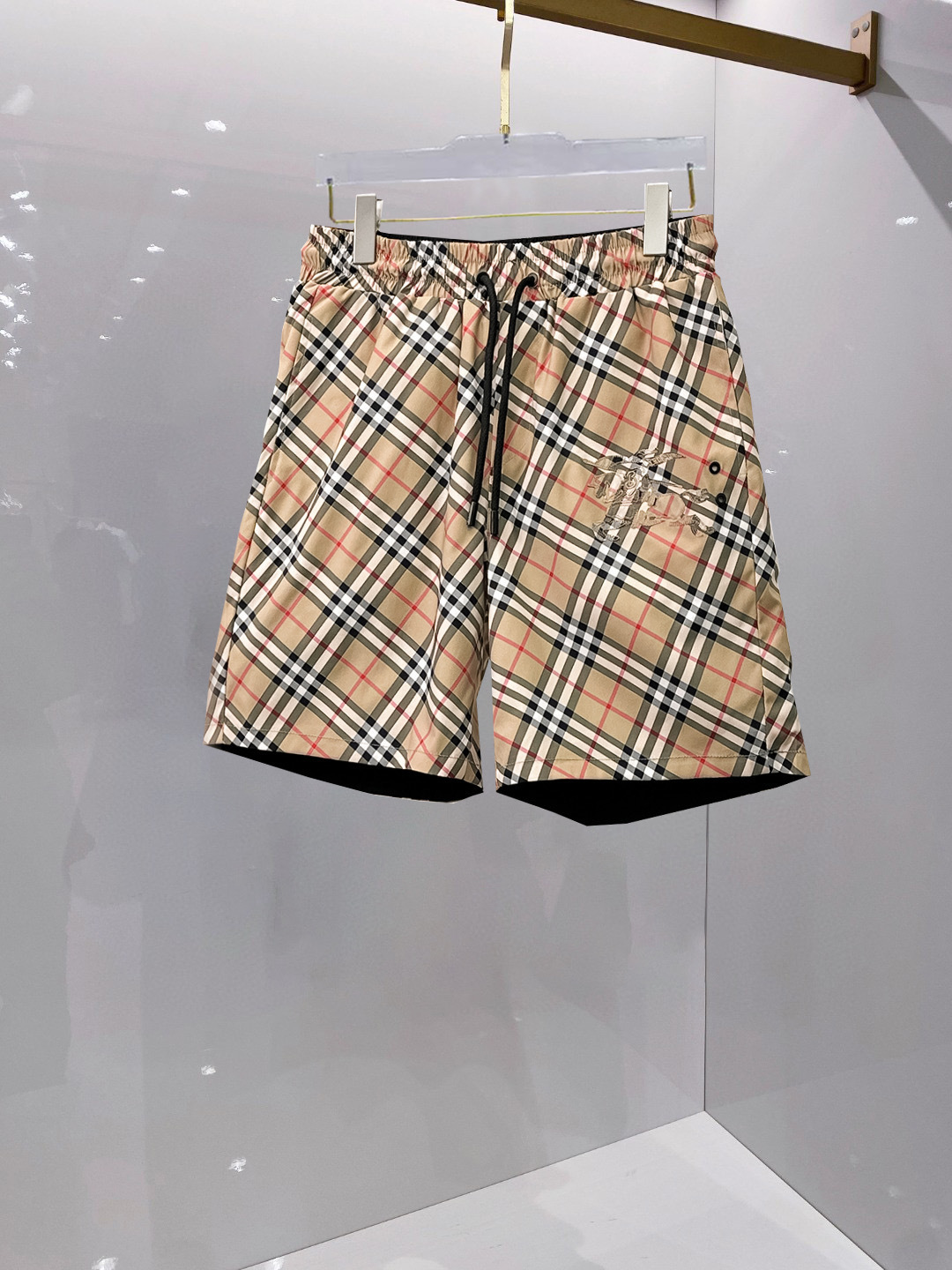 NO:459787,Burberry, a new summer original single counter casual shorts, luxury classic brand original LOGO accessories, hot-selling models for the counter, very comfortable to wear, low-key and luxurious, very classy when worn, there is no need to say much about the trouser style and cutting, the upper body is exquisite and vivid, and the top quality is top-notch. The real palace-level casual pants are made of Turkish cotton, and the pants are very soft after heavy washing!  Not picky about people, the upper body is absolutely stylish and extremely luxurious. Size M-3XL orders to report height and weight., burberry, shorts, alexander wang19860909巴宝莉 夏季新款原单专柜休闲短裤,奢华经典品牌原版LOGO配饰 专柜热销款 身穿着非常舒适 低调不失奢华 穿出去非常有档次 裤型款式和裁剪亦无需多言 上身精致跃然高档一等一顶级质料 真正殿堂级的休闲裤 选用土耳其的棉花品质卓然,经过重水洗使得裤子很柔软！不挑人 上身绝对的有型 极度奢华. 尺码M-3XL下单报身高体重.,,burberry,shorts,alexander wang,Men's clothing