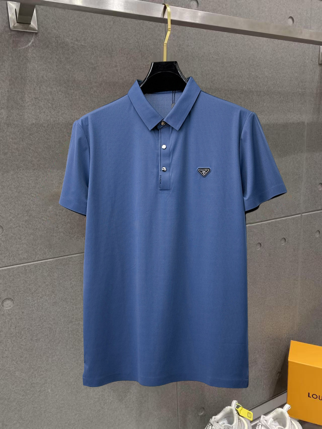 P160 Prada ¡Artículo imprescindible para trabajadores de cuello blanco de negocios de alta gama! Mangas cortas informal…