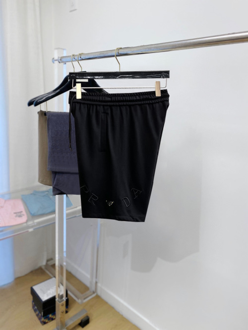 Short Prada Décontracté de la Collection Été 2025, Logo Discret, Confort Exceptionnel 1 Short Prada Décontracté de la Collection Été 2025, Logo Discret, Confort Exceptionnel