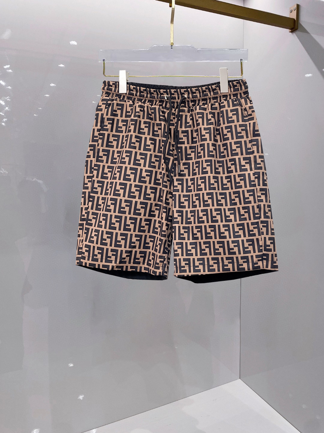 NO:459834,Fendi, a new summer style of original single counter casual shorts, luxury classic brand original LOGO accessories, hot-selling models for the counter, very comfortable to wear, low-key and luxurious, very classy when worn, no need to say much about the trouser style and cutting, the upper body is exquisite and vivid, high-end and top-quality materials, a truly palace-level casual pants, which are made of Turkish cotton, and are highly washed, making the pants very soft!  Not picky about people, the upper body is absolutely stylish and extremely luxurious. Size M-3XL orders to report height and weight.,,fendi, shorts,alexander wang19860909芬迪 夏季新款原单专柜休闲短裤,奢华经典品牌原版LOGO配饰 专柜热销款 身穿着非常舒适 低调不失奢华 穿出去非常有档次 裤型款式和裁剪亦无需多言 上身精致跃然高档一等一顶级质料 真正殿堂级的休闲裤 选用土耳其的棉花品质卓然,经过重水洗使得裤子很柔软！不挑人 上身绝对的有型 极度奢华. 尺码M-3XL下单报身高体重.,,fendi,shorts,alexander wang,Men's clothing