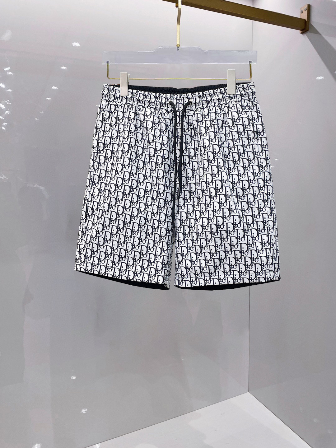 NO:459843,Dior New summer original single counter casual shorts, luxury classic brand original LOGO accessories, hot-selling models for the counter, very comfortable to wear, low-key and luxurious, very classy when worn, no need to say much about the pants style and cutting, the upper body is exquisite and vivid, high-end and top-quality materials, a truly palace-level casual pants, Turkish cotton quality, heavy washing makes the pants very soft!  Not picky about people, the upper body is absolutely stylish and extremely luxurious. Size M-3XL orders to report height and weight.,,dior, shorts,alexander wang19860909迪奥 夏季新款原单专柜休闲短裤,奢华经典品牌原版LOGO配饰 专柜热销款 身穿着非常舒适 低调不失奢华 穿出去非常有档次 裤型款式和裁剪亦无需多言 上身精致跃然高档一等一顶级质料 真正殿堂级的休闲裤 选用土耳其的棉花品质卓然,经过重水洗使得裤子很柔软！不挑人 上身绝对的有型 极度奢华. 尺码M-3XL下单报身高体重.,,dior,shorts,alexander wang,Men's clothing