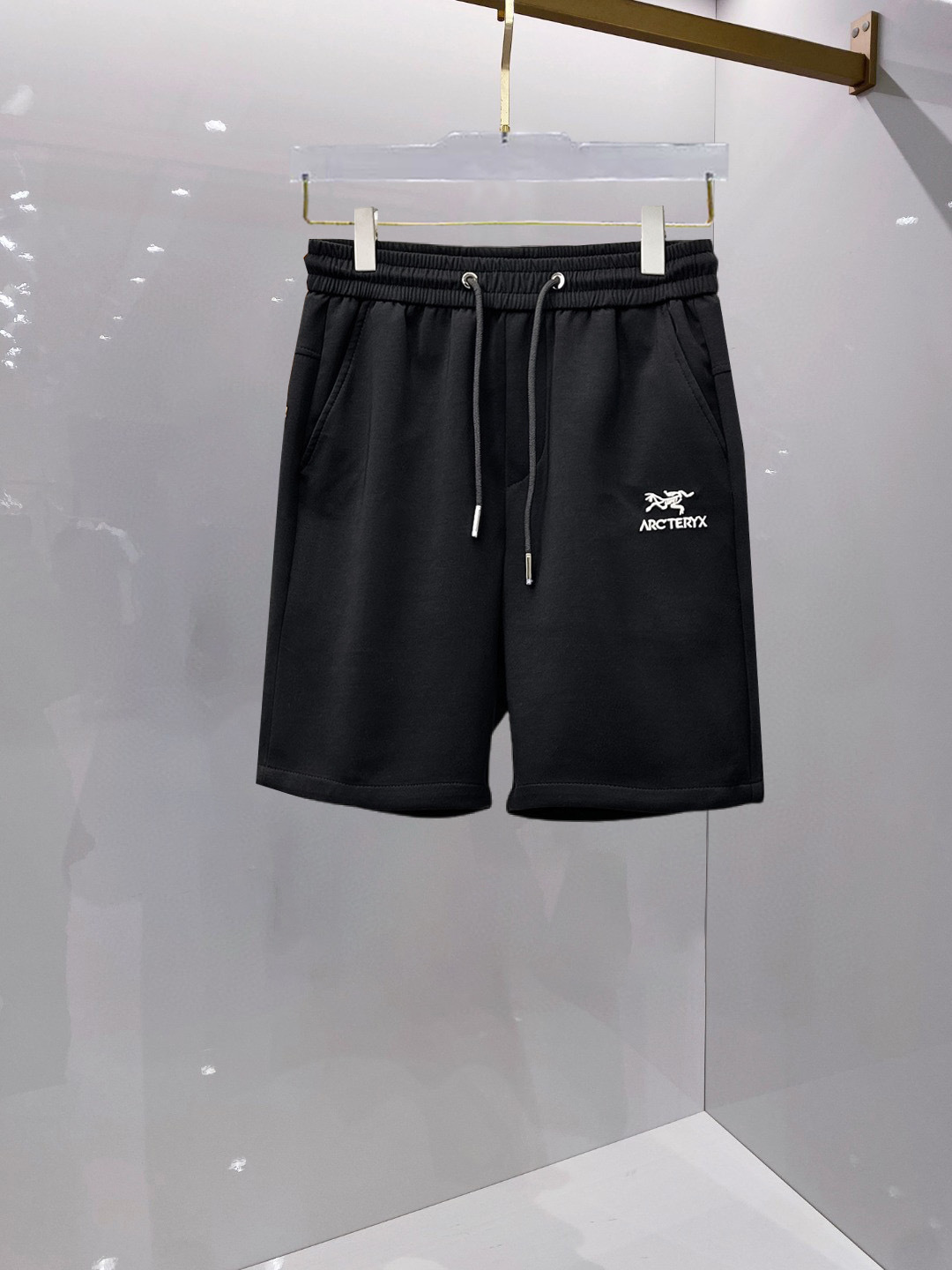 NO:459860,Archaeopteryx, a new summer original single counter casual shorts, luxury classic brand original LOGO accessories, hot-selling models for the counter, very comfortable to wear, low-key and luxurious, very classy when worn, no need to say much about the pants style and cutting, the upper body is exquisite and vivid, high-end and top-quality materials, a truly palace-level casual pants, which are made of Turkish cotton, and are highly washed, making the pants very soft!  Not picky about people, the upper body is absolutely stylish and extremely luxurious. Size M-3XL orders to report height and weight.,arc'teryx, shorts,alexander wang19860909始祖鸟 夏季新款原单专柜休闲短裤,奢华经典品牌原版LOGO配饰 专柜热销款 身穿着非常舒适 低调不失奢华 穿出去非常有档次 裤型款式和裁剪亦无需多言 上身精致跃然高档一等一顶级质料 真正殿堂级的休闲裤 选用土耳其的棉花品质卓然,经过重水洗使得裤子很柔软！不挑人 上身绝对的有型 极度奢华. 尺码M-3XL下单报身高体重.,arc'teryx,shorts,alexander wang,Men's clothing