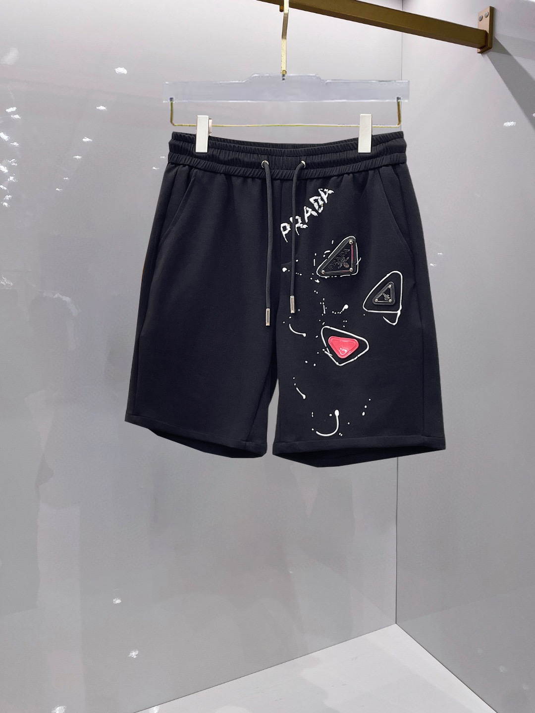 NO:459869,Prada, a new summer style of original single counter casual shorts, luxury classic brand original LOGO accessories, hot-selling models for the counter, very comfortable to wear, low-key and luxurious, very classy when worn, there is no need to say much about the trouser style and cutting, the upper body is exquisite and vivid, and the top quality is top-notch. The real palace-level casual pants are made of Turkish cotton, and the pants are very soft after heavy washing!  Not picky about people, the upper body is absolutely stylish and extremely luxurious. Size M-3XL orders to report height and weight.,,prada, shorts,alexander wang19860909普拉达 夏季新款原单专柜休闲短裤,奢华经典品牌原版LOGO配饰 专柜热销款 身穿着非常舒适 低调不失奢华 穿出去非常有档次 裤型款式和裁剪亦无需多言 上身精致跃然高档一等一顶级质料 真正殿堂级的休闲裤 选用土耳其的棉花品质卓然,经过重水洗使得裤子很柔软！不挑人 上身绝对的有型 极度奢华. 尺码M-3XL下单报身高体重.,,prada,shorts,alexander wang,Men's clothing