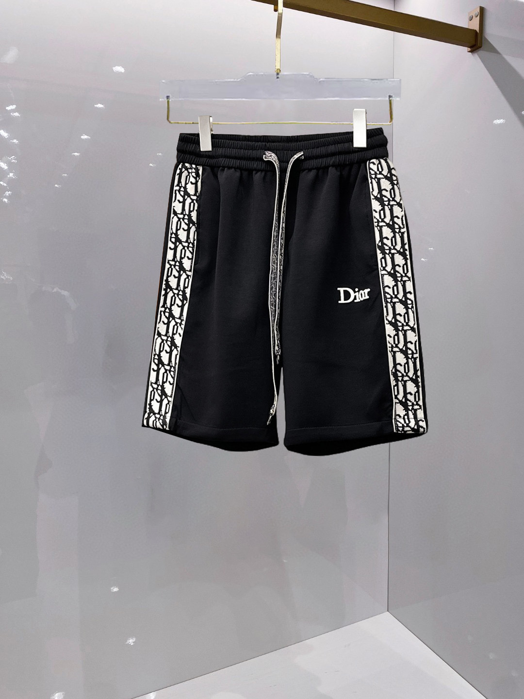 NO:459878,Dior New summer original single counter casual shorts, luxury classic brand original LOGO accessories, hot-selling models for the counter, very comfortable to wear, low-key and luxurious, very classy when worn, no need to say much about the trouser style and cutting, the upper body is exquisite and vivid, high-end and top-quality materials, a truly palace-level casual pants, Turkish cotton quality, heavy washing makes the pants very soft!  Not picky about people, the upper body is absolutely stylish and extremely luxurious. Size M-3XL orders to report height and weight.,,dior, shorts,alexander wang19860909迪奥 夏季新款原单专柜休闲短裤,奢华经典品牌原版LOGO配饰 专柜热销款 身穿着非常舒适 低调不失奢华 穿出去非常有档次 裤型款式和裁剪亦无需多言 上身精致跃然高档一等一顶级质料 真正殿堂级的休闲裤 选用土耳其的棉花品质卓然,经过重水洗使得裤子很柔软！不挑人 上身绝对的有型 极度奢华. 尺码M-3XL下单报身高体重.,,dior,shorts,alexander wang,Men's clothing