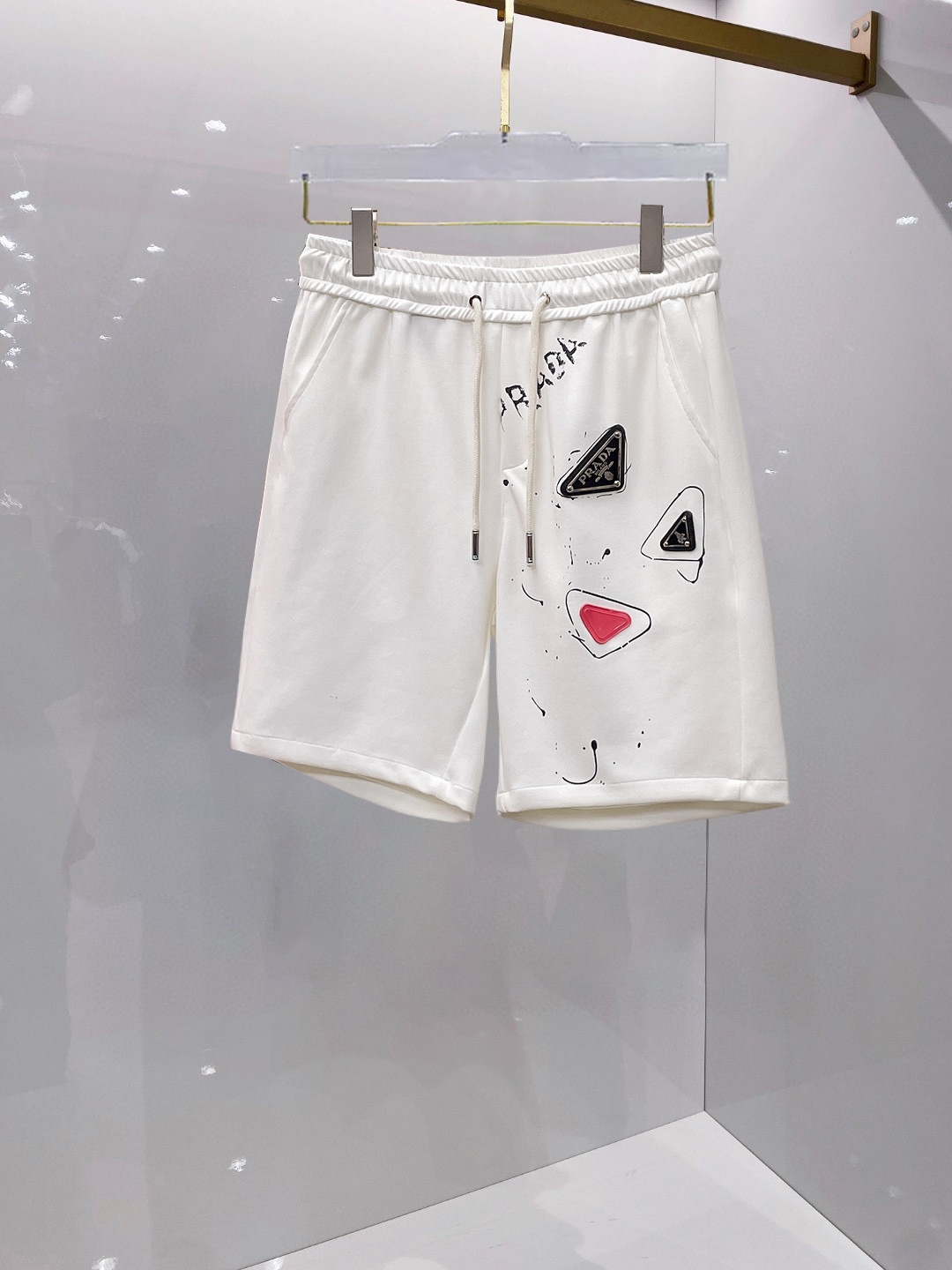 NO:459887,Prada, a new summer style of original single counter casual shorts, luxury classic brand original LOGO accessories, hot-selling models for the counter, very comfortable to wear, low-key and luxurious, very classy when worn, no need to say much about the trouser style and cutting, the upper body is exquisite and vivid, high-end and top-quality materials, a truly palace-level casual pants, Turkish cotton quality, heavy washing makes the pants very soft!  Not picky about people, the upper body is absolutely stylish and extremely luxurious. Size M-3XL orders to report height and weight.,,prada, shorts,alexander wang19860909普拉达 夏季新款原单专柜休闲短裤,奢华经典品牌原版LOGO配饰 专柜热销款 身穿着非常舒适 低调不失奢华 穿出去非常有档次 裤型款式和裁剪亦无需多言 上身精致跃然高档一等一顶级质料 真正殿堂级的休闲裤 选用土耳其的棉花品质卓然,经过重水洗使得裤子很柔软！不挑人 上身绝对的有型 极度奢华. 尺码M-3XL下单报身高体重.,,prada,shorts,alexander wang,Men's clothing