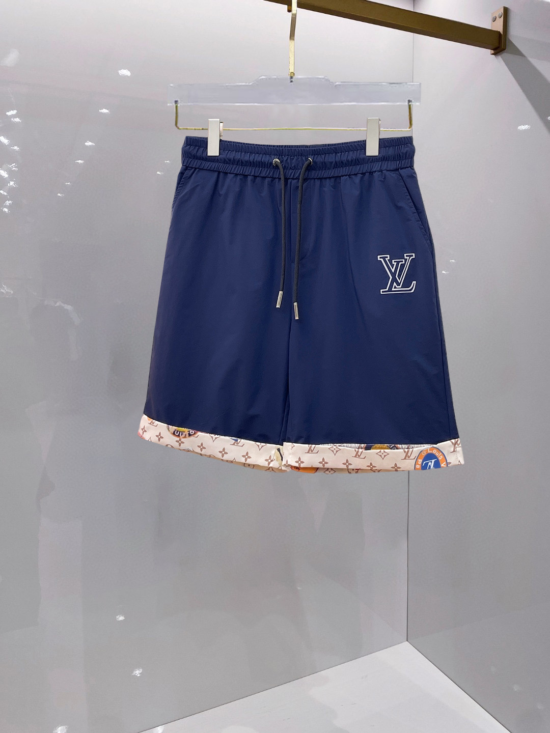 NO:459903,Louis Vuitton LV New summer original single counter casual shorts, luxury classic brand original LOGO accessories, hot-selling models for counters, very comfortable to wear, low-key and luxurious, very classy when worn, no need to say much about the trouser style and cutting, exquisite upper body is vivid and high-end, top-quality, truly palace-level casual pants, Turkish cotton quality, heavy washing makes the pants very soft!  Not picky about people, the upper body is absolutely stylish and extremely luxurious. Size M-3XL orders to report height and weight.,,louis vuitton,louis vuitton,shorts,alexander wang19860909路易威登LV 夏季新款原单专柜休闲短裤,奢华经典品牌原版LOGO配饰 专柜热销款 身穿着非常舒适 低调不失奢华 穿出去非常有档次 裤型款式和裁剪亦无需多言 上身精致跃然高档一等一顶级质料 真正殿堂级的休闲裤 选用土耳其的棉花品质卓然,经过重水洗使得裤子很柔软！不挑人 上身绝对的有型 极度奢华. 尺码M-3XL下单报身高体重.,,louis vuitton,louis vuitton,shorts,alexander wang,Men's clothing