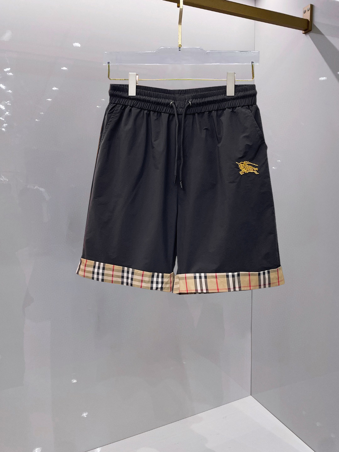 NO:459828,Burberry, a new summer original single counter casual shorts, luxury classic brand original LOGO accessories, hot-selling models for the counter, very comfortable to wear, low-key and luxurious, very classy when worn, there is no need to say much about the trouser style and cutting, the upper body is exquisite and vivid, and the top quality is top-notch. The real palace-level casual pants are made of Turkish cotton, and the pants are very soft after heavy washing!  Not picky about people, the upper body is absolutely stylish and extremely luxurious. Size M-3XL orders to report height and weight., burberry, shorts, alexander wang19860909巴宝莉 夏季新款原单专柜休闲短裤,奢华经典品牌原版LOGO配饰 专柜热销款 身穿着非常舒适 低调不失奢华 穿出去非常有档次 裤型款式和裁剪亦无需多言 上身精致跃然高档一等一顶级质料 真正殿堂级的休闲裤 选用土耳其的棉花品质卓然,经过重水洗使得裤子很柔软！不挑人 上身绝对的有型 极度奢华. 尺码M-3XL下单报身高体重.,,burberry,shorts,alexander wang,Men's clothing