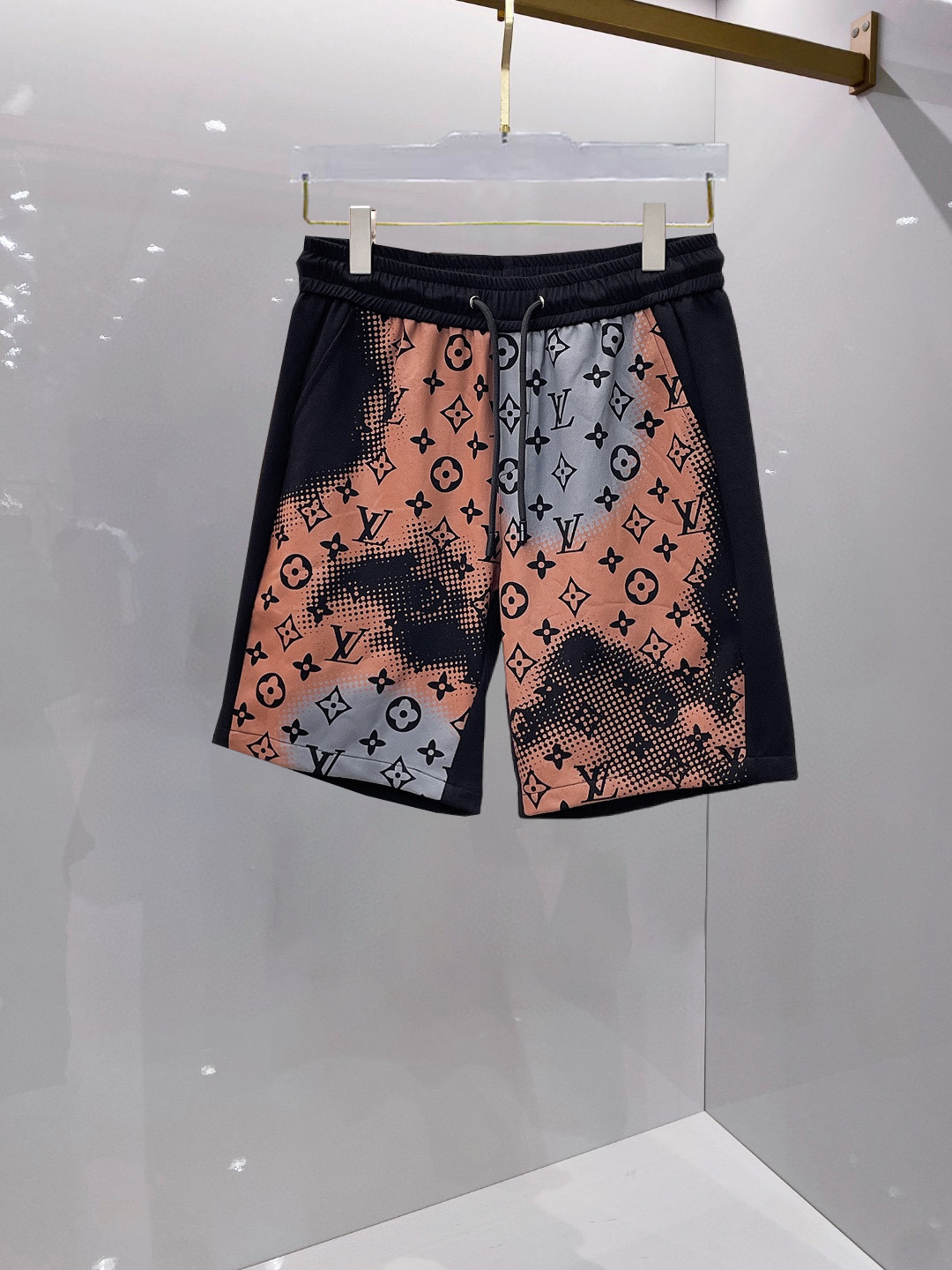 NO:459838,Louis Vuitton LV New summer original single counter casual shorts, luxury classic brand original LOGO accessories, hot-selling models for counters, very comfortable to wear, low-key and luxurious, very classy when worn, no need to say much about the trouser style and cutting, exquisite upper body is vivid and high-end, top-quality, truly palace-level casual pants, Turkish cotton quality, heavy washing makes the pants very soft!  Not picky about people, the upper body is absolutely stylish and extremely luxurious. Size M-3XL orders to report height and weight.,,louis vuitton,louis vuitton,shorts,alexander wang19860909路易威登LV 夏季新款原单专柜休闲短裤,奢华经典品牌原版LOGO配饰 专柜热销款 身穿着非常舒适 低调不失奢华 穿出去非常有档次 裤型款式和裁剪亦无需多言 上身精致跃然高档一等一顶级质料 真正殿堂级的休闲裤 选用土耳其的棉花品质卓然,经过重水洗使得裤子很柔软！不挑人 上身绝对的有型 极度奢华. 尺码M-3XL下单报身高体重.,,louis vuitton,louis vuitton,shorts,alexander wang,Men's clothing