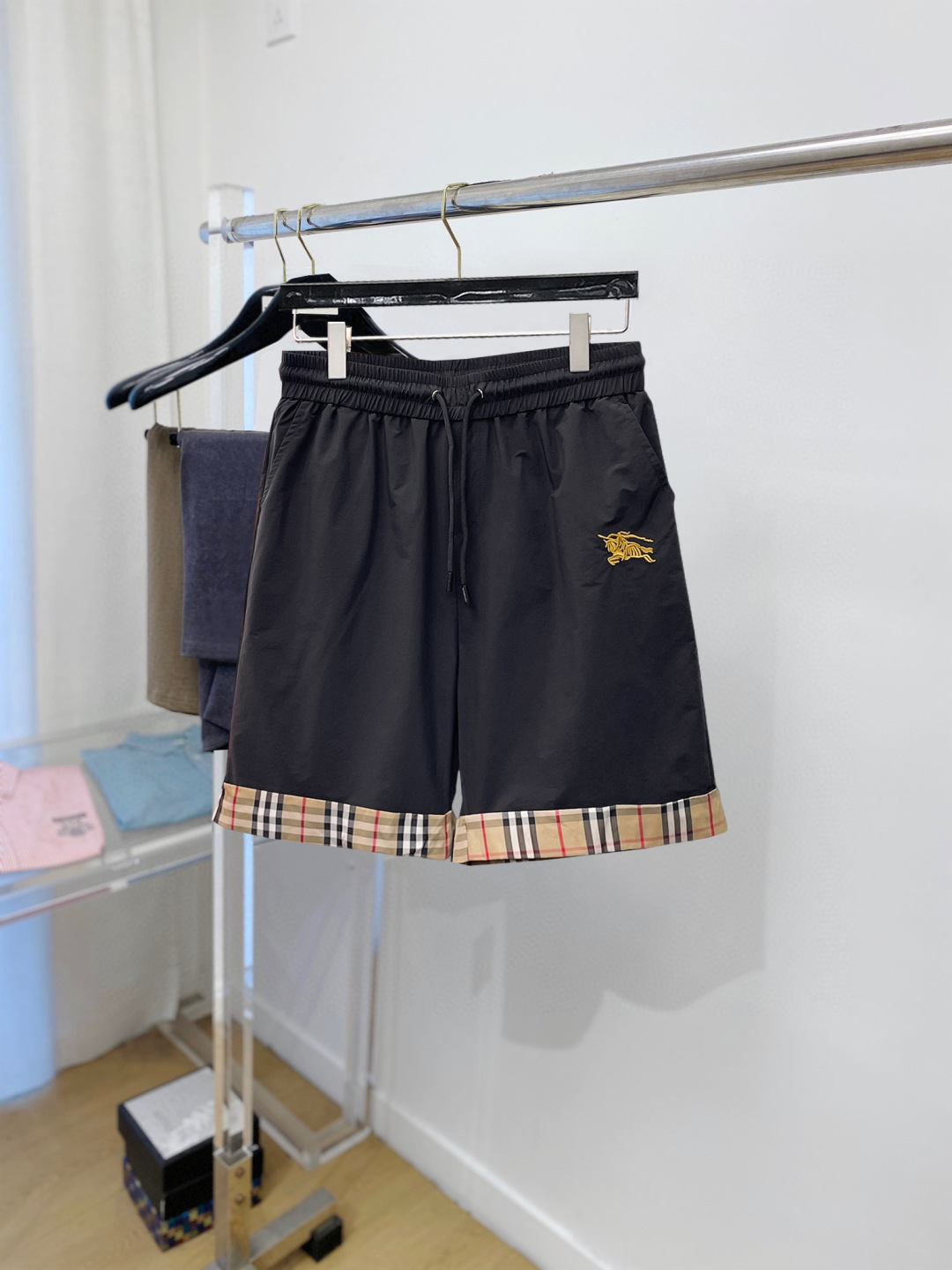 Burberry Summer Casual Shorts with Classic Logo Accent - Comfortable & Stylish