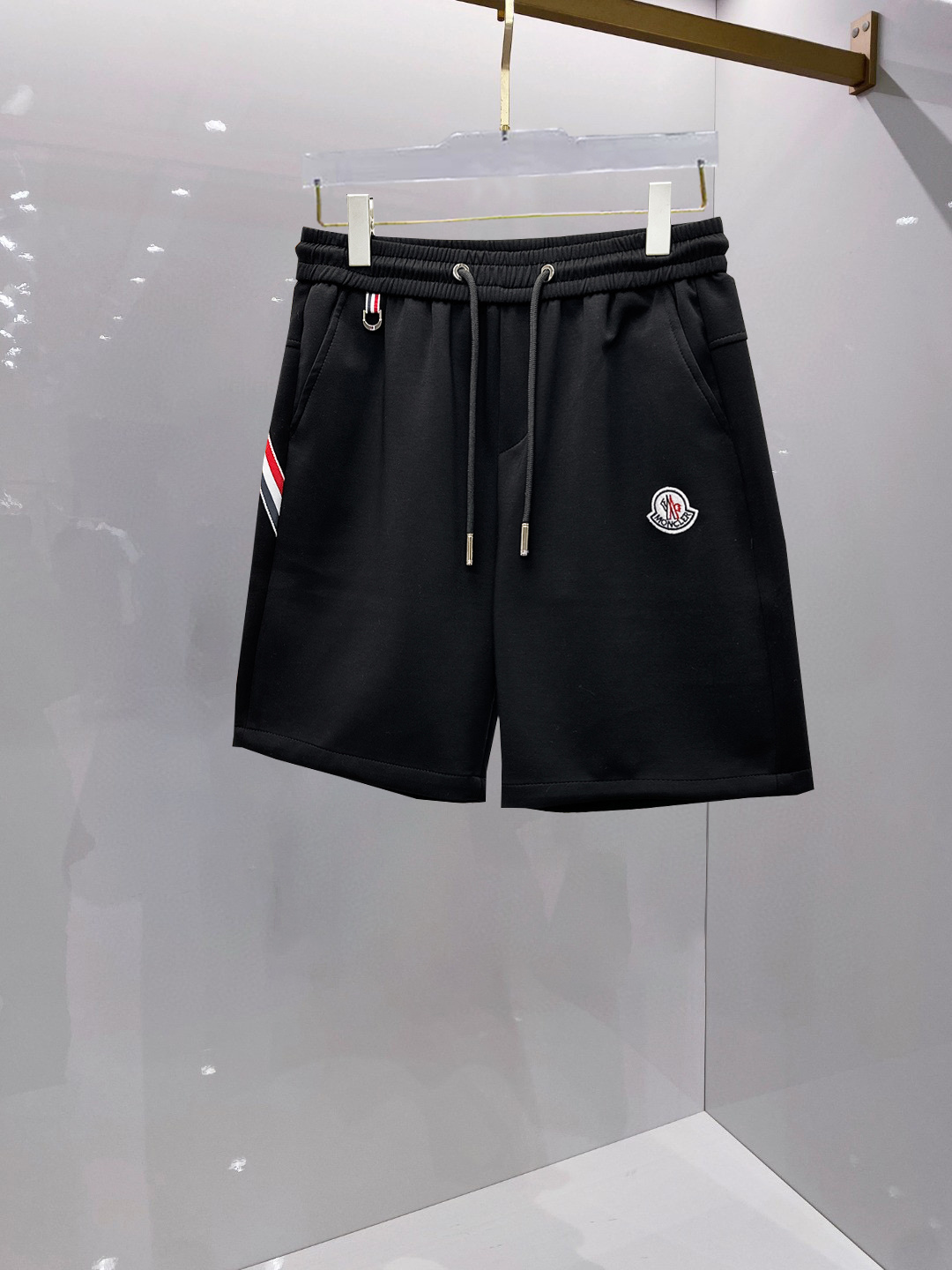 NO:459847,The new summer style of original single counter casual shorts, luxury classic brand original LOGO accessories, hot-selling models of the counter, very comfortable to wear, low-key and luxurious, very classy when worn, there is no need to say much about the trouser style and cutting. The upper body is exquisite and vivid, high-end and top-quality materials. A truly palace-level casual pants. The cotton of Turkey is of excellent quality, and the pants are heavy washing makes the pants very soft!  Not picky about people, the upper body is absolutely stylish and extremely luxurious. Size M-3XL orders to report height and weight., Moncler, shorts, alexander wang19860909蒙口 夏季新款原单专柜休闲短裤,奢华经典品牌原版LOGO配饰 专柜热销款 身穿着非常舒适 低调不失奢华 穿出去非常有档次 裤型款式和裁剪亦无需多言 上身精致跃然高档一等一顶级质料 真正殿堂级的休闲裤 选用土耳其的棉花品质卓然,经过重水洗使得裤子很柔软！不挑人 上身绝对的有型 极度奢华. 尺码M-3XL下单报身高体重.,,Moncler,shorts,alexander wang,Men's clothing