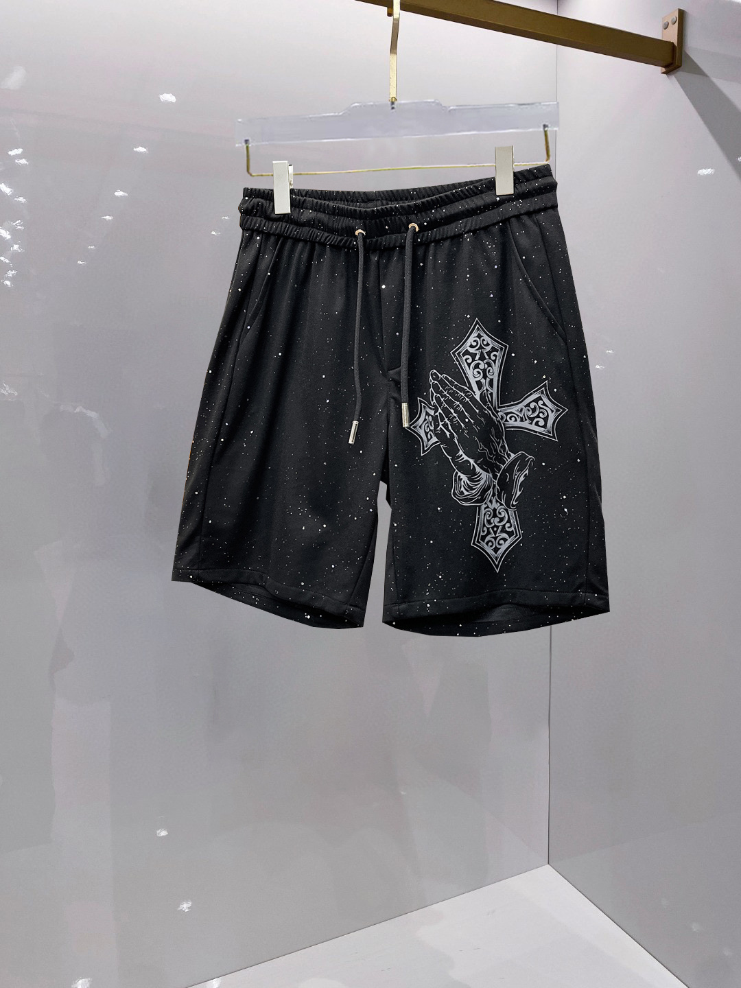 NO:459856,Croxin New summer original single counter casual shorts, luxury classic brand original LOGO accessories, hot-selling models for the counter, very comfortable to wear, low-key and luxurious, very classy when worn, no need to say much about the trouser style and cutting, the upper body is exquisite and vivid, high-end and top-quality materials, a truly palace-level casual pants, Turkish cotton quality, heavy washing makes the pants very soft!  Not picky about people, the upper body is absolutely stylish and extremely luxurious. Size M-3XL orders to report height and weight.,,chrome hearts, shorts,alexander wang19860909克罗心 夏季新款原单专柜休闲短裤,奢华经典品牌原版LOGO配饰 专柜热销款 身穿着非常舒适 低调不失奢华 穿出去非常有档次 裤型款式和裁剪亦无需多言 上身精致跃然高档一等一顶级质料 真正殿堂级的休闲裤 选用土耳其的棉花品质卓然,经过重水洗使得裤子很柔软！不挑人 上身绝对的有型 极度奢华. 尺码M-3XL下单报身高体重.,,chrome hearts,shorts,alexander wang,Men's clothing