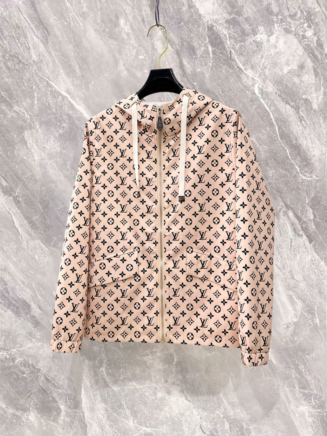 NO:732191,Louis Vuitton LV three labels are complete, the counter synchronizes the latest high-end customized jackets for spring and autumn 2026, brand letter logo pattern, unique zipper pocket design, hardware accessories logo, using counter custom fabrics, the most popular fashion style elements, the upper body effect is super handsome!  Size M-XXXL Please state your height and weight when ordering,,louis vuitton,louis vuitton,jackets & coats,jackets & coats,19860909路易威登LV 三标齐全,专柜同步2026春秋最新高端定制夹克外套,品牌字母标志图案,独特风格拉链口袋设计,五金配件Logo标志,采用专柜定制面料,最流行时尚风格元素路线,上身效果超帅气！码数M-XXXL下单报身高体重,,louis vuitton,louis vuitton,jackets & coats,jackets & coats,,Men's clothing