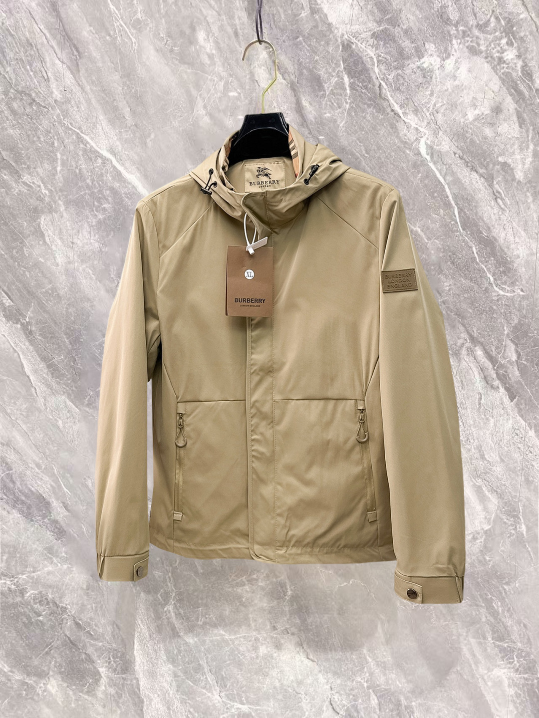 NO:732196,Burberry has three complete brands. The counters are synchronized with the latest high-end customized jackets for spring and autumn 2026, brand letter logo pattern, unique style zipper pocket design, hardware accessories logo, using counter custom fabrics, the most popular fashion style elements, and the upper body effect is super handsome!  Size M-XXXL Please state your height and weight when ordering,,burberry,jackets & coats,jackets & coats,19860909巴宝莉 三标齐全,专柜同步2026春秋最新高端定制夹克外套,品牌字母标志图案,独特风格拉链口袋设计,五金配件Logo标志,采用专柜定制面料,最流行时尚风格元素路线,上身效果超帅气！码数M-XXXL下单报身高体重,,burberry,jackets & coats,jackets & coats,,Men's clothing