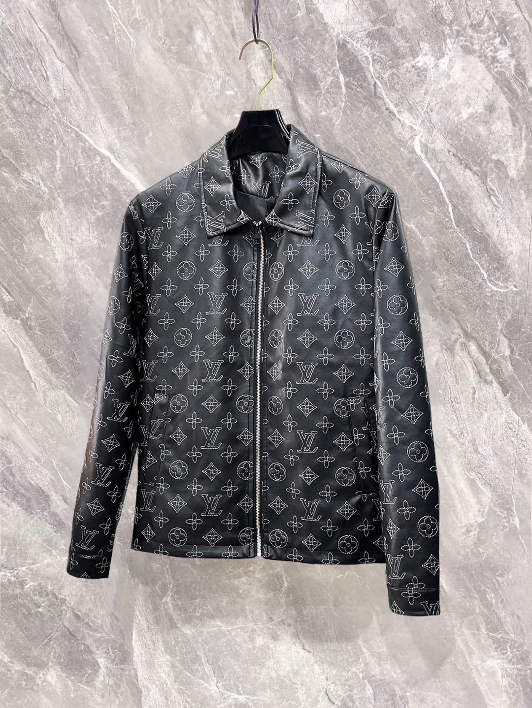 NO:732201,Louis Vuitton LV three labels are complete, the counter synchronizes the latest high-end customized jackets for spring and autumn 2026, brand letter logo pattern, unique zipper pocket design, hardware accessories logo, using counter custom fabrics, the most popular fashion style elements, the upper body effect is super handsome!  Size M-XXXL Please state your height and weight when ordering,,louis vuitton,louis vuitton,jackets & coats,jackets & coats,19860909路易威登LV 三标齐全,专柜同步2026春秋最新高端定制夹克外套,品牌字母标志图案,独特风格拉链口袋设计,五金配件Logo标志,采用专柜定制面料,最流行时尚风格元素路线,上身效果超帅气！码数M-XXXL下单报身高体重,,louis vuitton,louis vuitton,jackets & coats,jackets & coats,,Men's clothing