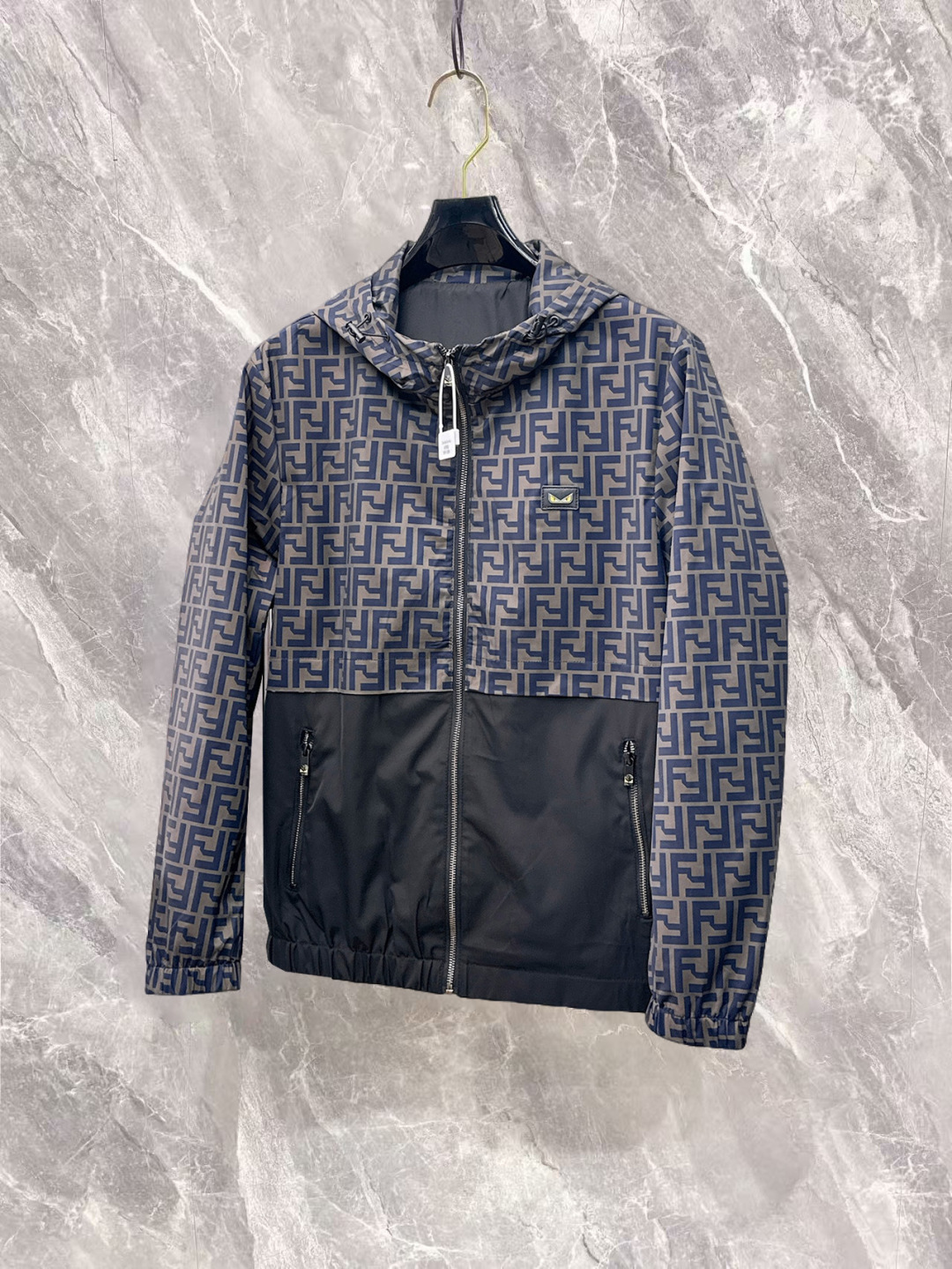 NO:732206,Fendi has three complete standards, and the counter is synchronized with the latest high-end customized jackets for spring and autumn 2026, brand letter logo pattern, unique style zipper pocket design, hardware accessories logo, using counter custom fabrics, the most popular fashion style elements, the upper body effect is super handsome!  Size M-XXXL When placing an order, state your height and weight,,fendi,jackets & coats,jackets & coats,19860909芬迪 三标齐全,专柜同步2026春秋最新高端定制夹克外套,品牌字母标志图案,独特风格拉链口袋设计,五金配件Logo标志,采用专柜定制面料,最流行时尚风格元素路线,上身效果超帅气！码数M-XXXL下单报身高体重,,fendi,jackets & coats,jackets & coats,,Men's clothing