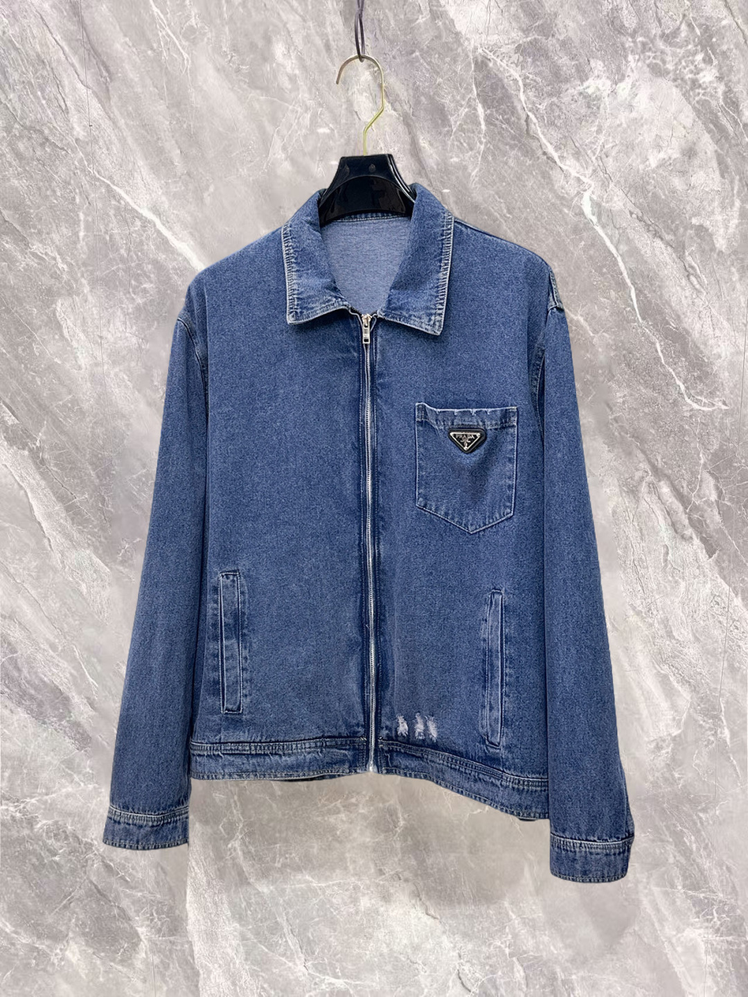 NO:732214,Prada has all three labels, and the counter is synchronized with the latest high-end customized jackets for spring and autumn 2026, brand letter logo pattern, unique zipper pocket design, hardware accessories logo, using counter custom fabrics, the most popular fashion style elements, and the upper body effect is super handsome!  Size M-XXXL Please state your height and weight when ordering,,prada,jackets & coats,jackets & coats,19860909普拉达 三标齐全,专柜同步2026春秋最新高端定制夹克外套,品牌字母标志图案,独特风格拉链口袋设计,五金配件Logo标志,采用专柜定制面料,最流行时尚风格元素路线,上身效果超帅气！码数M-XXXL下单报身高体重,,prada,jackets & coats,jackets & coats,,Men's clothing