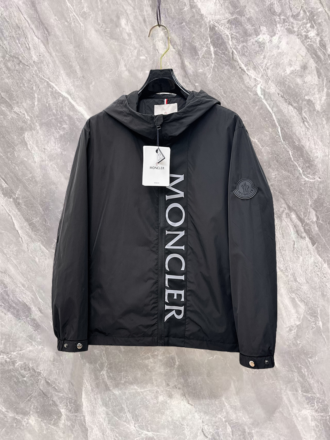 NO:732218,Mengkou, complete with three labels, the latest high-end customized jackets and coats in the counter for spring and autumn 2026, brand letter logo pattern, unique style zipper pocket design, hardware accessories logo, using counter-customized fabrics, the most popular fashion style elements, the upper body effect is super handsome!  Size M-XXXL Please state your height and weight when ordering,,Moncler,jackets & coats,jackets & coats,19860909蒙口 三标齐全,专柜同步2026春秋最新高端定制夹克外套,品牌字母标志图案,独特风格拉链口袋设计,五金配件Logo标志,采用专柜定制面料,最流行时尚风格元素路线,上身效果超帅气！码数M-XXXL下单报身高体重,,Moncler,jackets & coats,jackets & coats,,Men's clothing