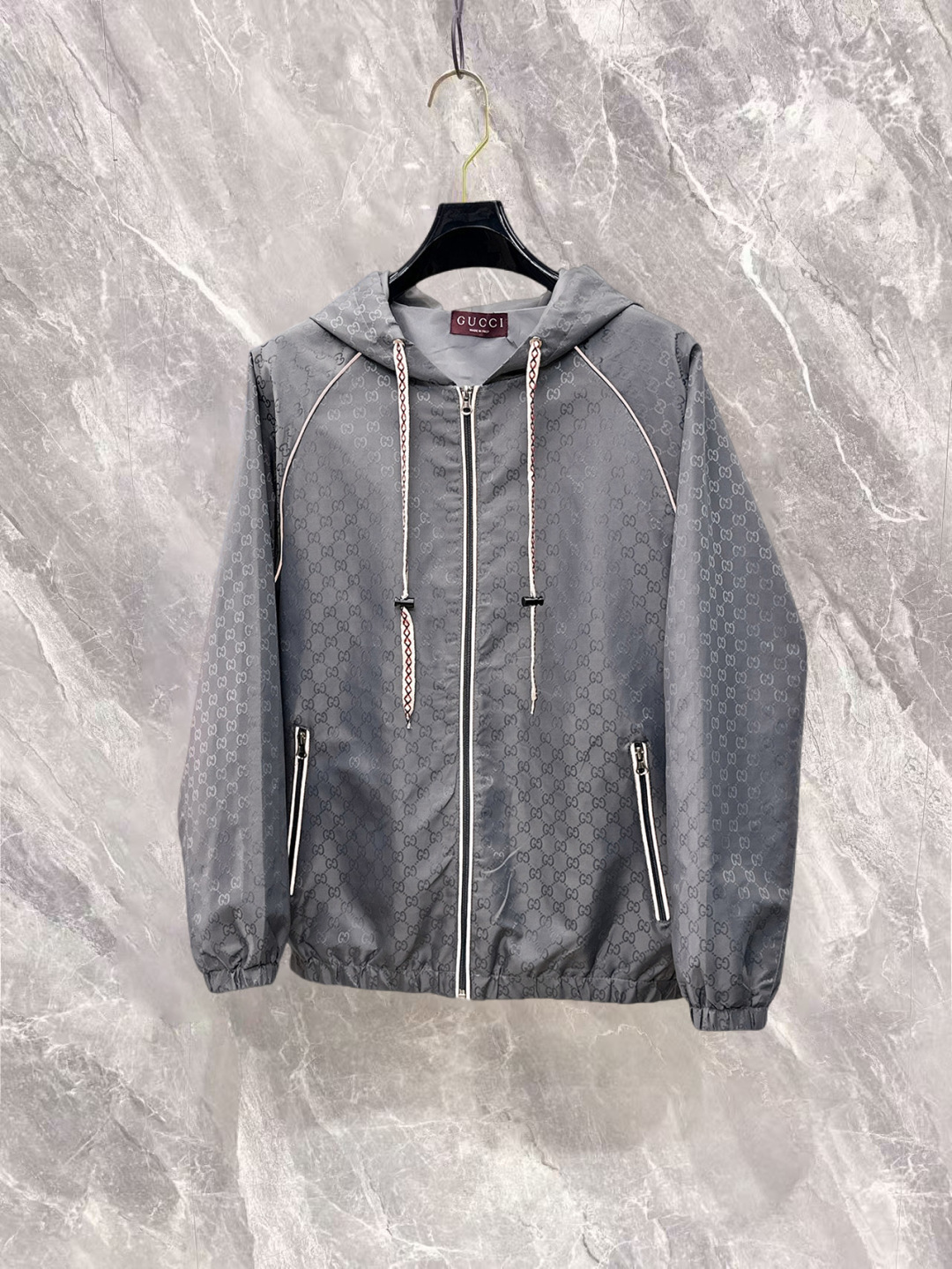 NO:732222,Gucci has three complete standards, and the counter is synchronized with the latest high-end customized jackets for spring and autumn 2026, brand letter logo pattern, unique style zipper pocket design, hardware accessories logo, using counter custom fabrics, the most popular fashion style elements, and the upper body effect is super handsome!  Size M-XXXL Please state your height and weight when ordering,,gucci,jackets & coats,jackets & coats,19860909古驰 三标齐全,专柜同步2026春秋最新高端定制夹克外套,品牌字母标志图案,独特风格拉链口袋设计,五金配件Logo标志,采用专柜定制面料,最流行时尚风格元素路线,上身效果超帅气！码数M-XXXL下单报身高体重,,gucci,jackets & coats,jackets & coats,,Men's clothing